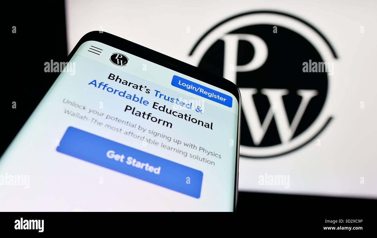 Stoccarda, Germania - 10-25-2025: Telefono cellulare con sito web della società indiana Physics Wallah Limited (PW) sullo schermo davanti al logo. Foto Stock