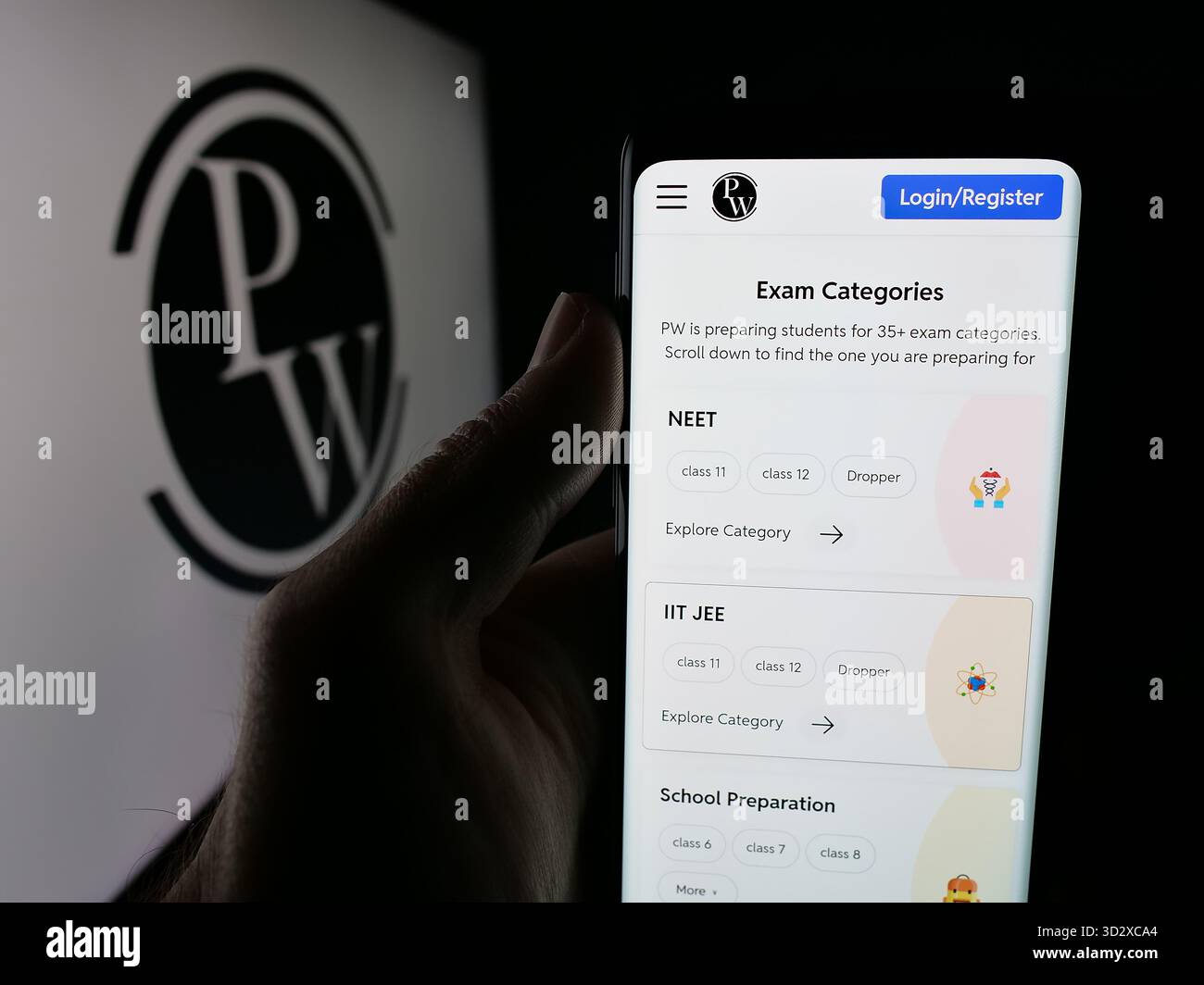 Stoccarda, Germania - 10-25-2025: Persona che possiede uno smartphone con pagina web della società indiana Physics Wallah Limited (PW) sullo schermo davanti al logo. Foto Stock