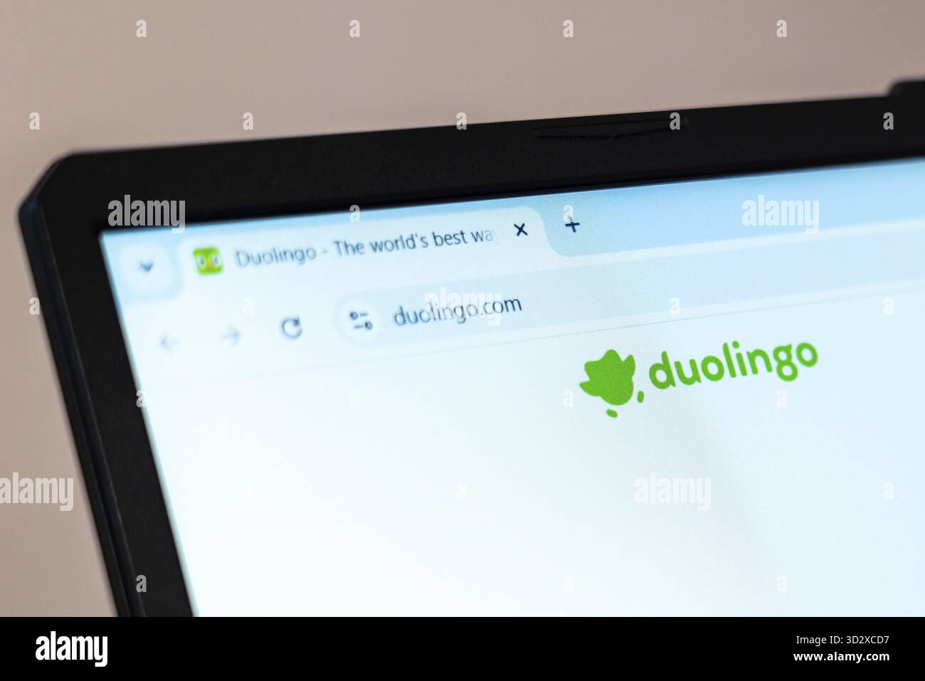 New York, USA - 01 gennaio 2025: Sito ufficiale della piattaforma di apprendimento delle lingue Duolingo visualizzato su uno schermo di un computer portatile, che mostra gli strumenti educativi e. Foto Stock