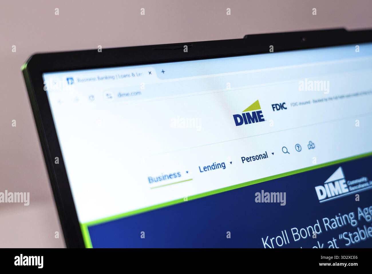 New York, USA - 01 gennaio 2025: Homepage del sito della DIME Community Bank visualizzata su uno schermo di un laptop che mostra attività commerciali, prestiti e servizi bancari personali Foto Stock