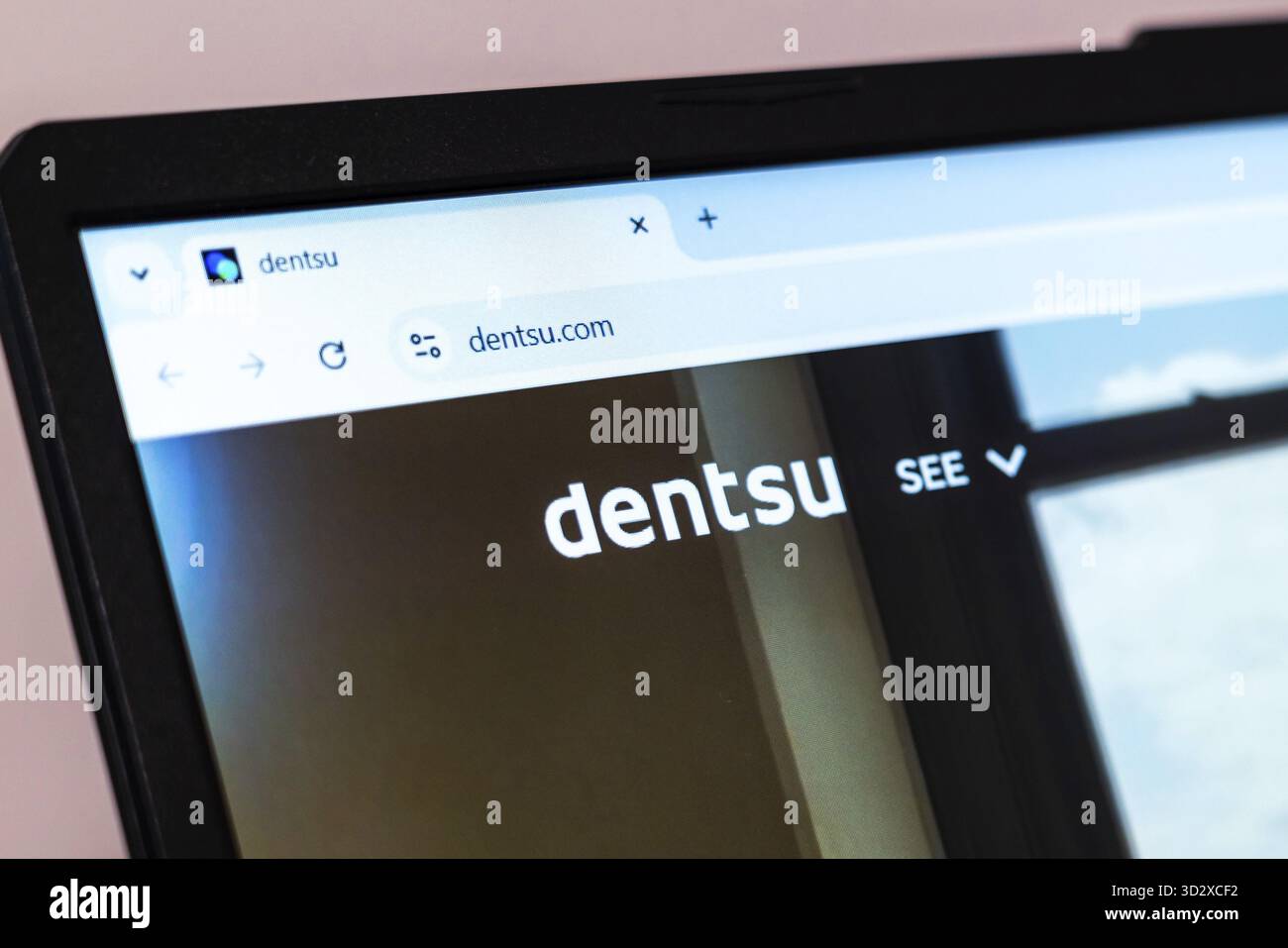 New York, USA - 01 gennaio 2025: Homepage del sito Web Dentsu con soluzioni di marketing e pubblicità globali Foto Stock