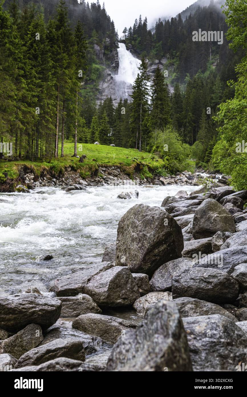 Il potere della natura: La cascata di Krimml in Austria durante l'estate Foto Stock