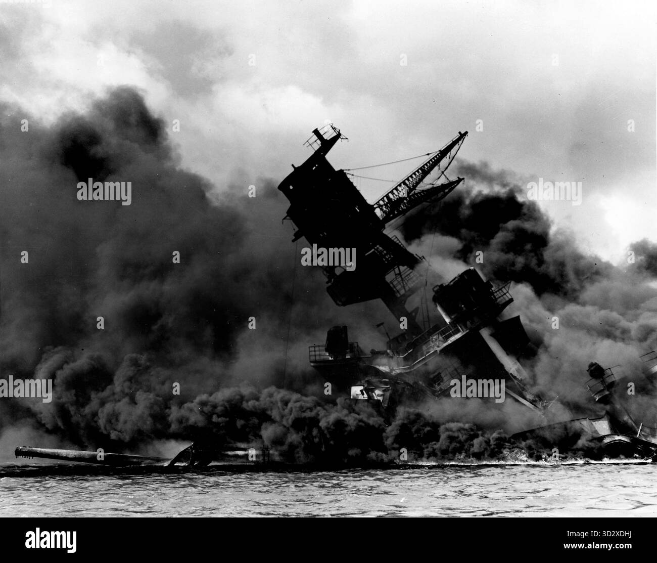 PEARL HARBOR, HAWAII, USA - 7 dicembre 1941 - la USS Arizona (BB-39) brucia dopo l'attacco giapponese a Pearl Harbor, 7 dicembre 1941. La nave sta riposando sul fondo del porto. La struttura di supporto del montante anteriore del treppiede è crollata dopo l'esplosione del caricatore anteriore - foto: Geopix/US Navy Foto Stock