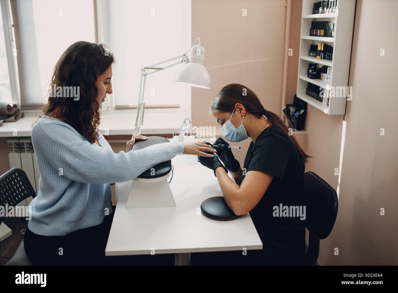 Manicure processo femmina mani unghie dita lucidare Foto Stock
