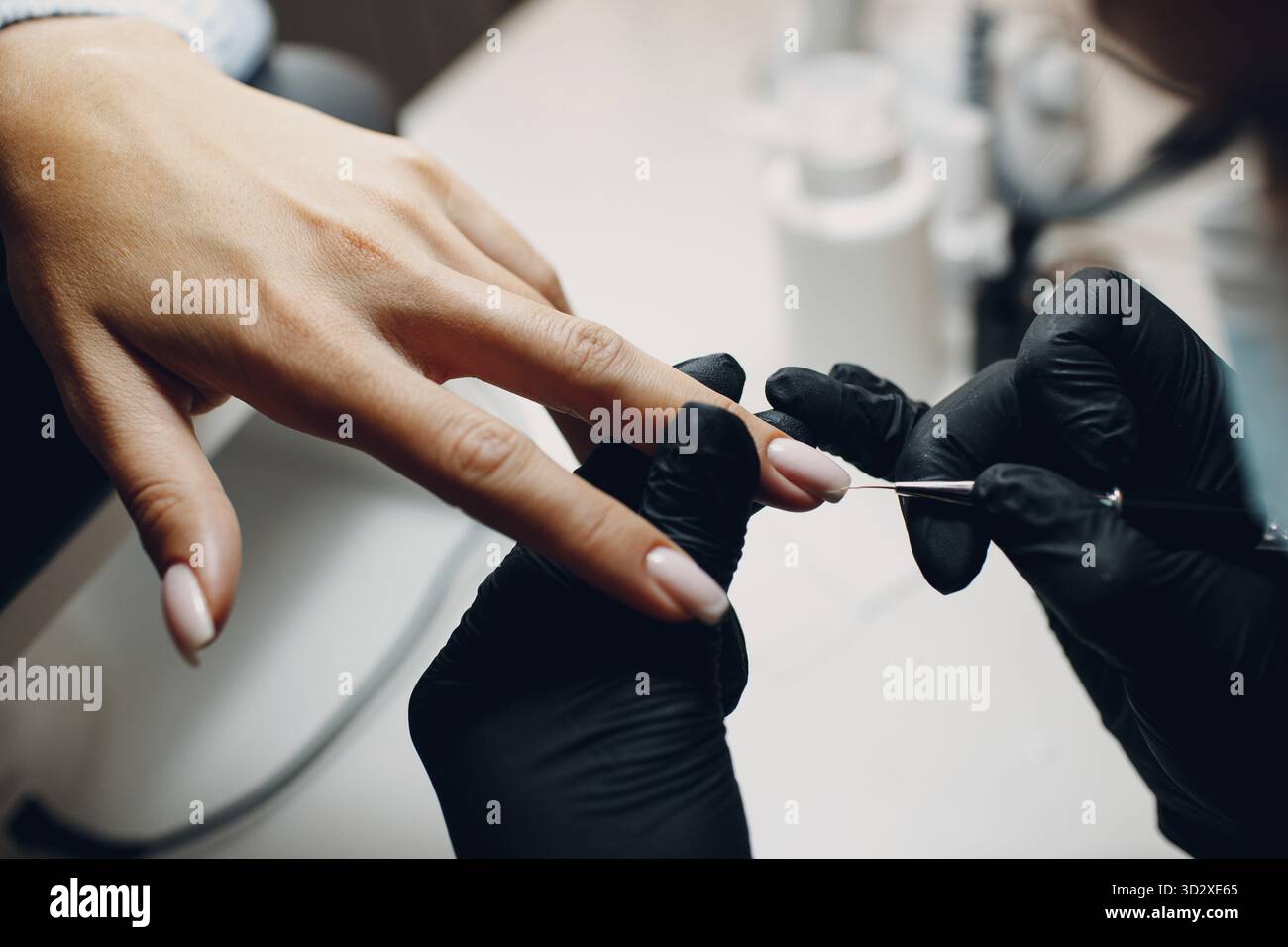 smalto per smalto per unghie, mani femminili, manicure Foto Stock
