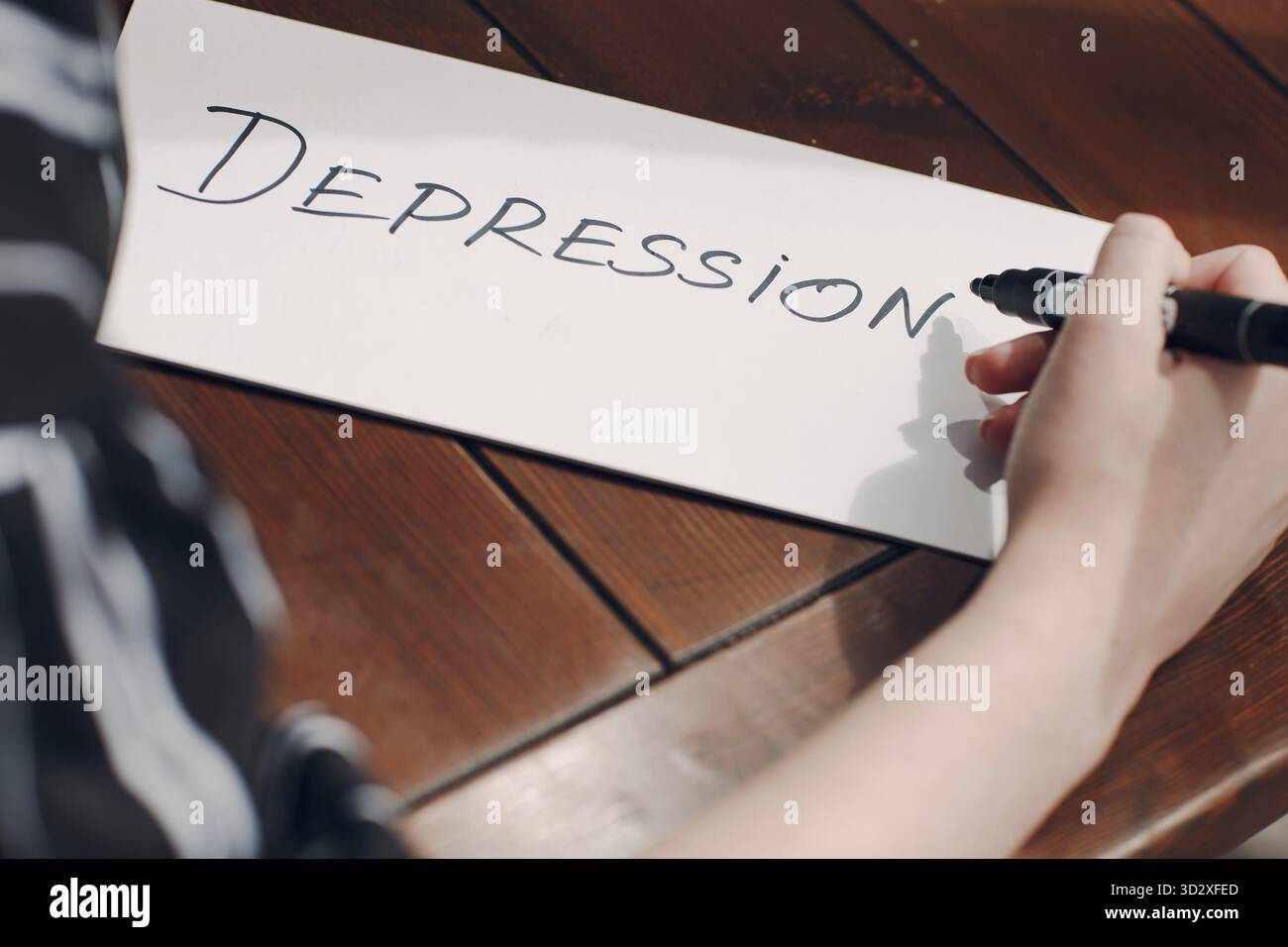 Donna mano scrittura parola depressione su foglio bianco Foto Stock