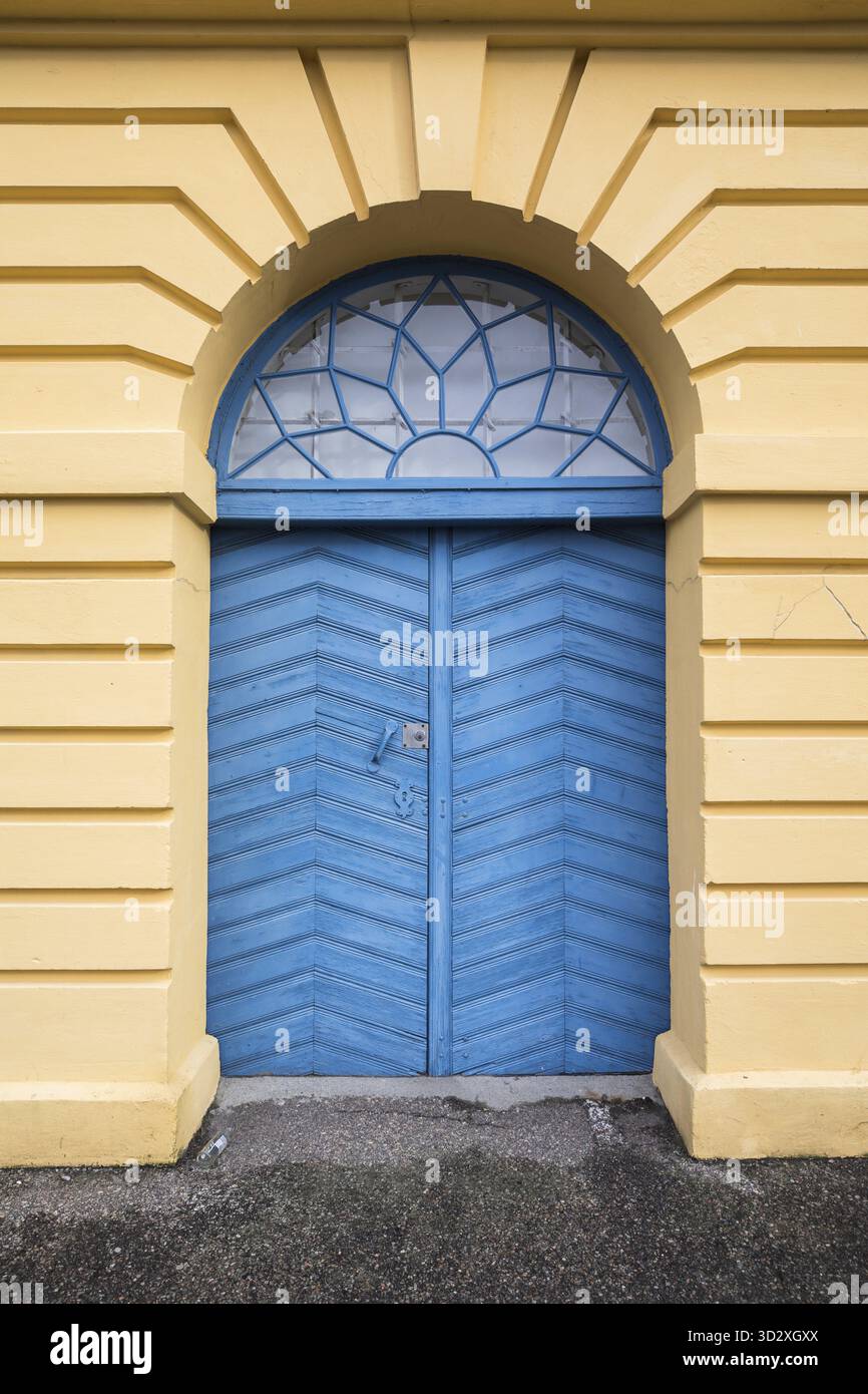 Vecchia porta di legno blu in un edificio giallo. Questo edificio in stile impero e' protetto, e' il Tollboden, usato per la dogana per molto tempo, a KR Foto Stock