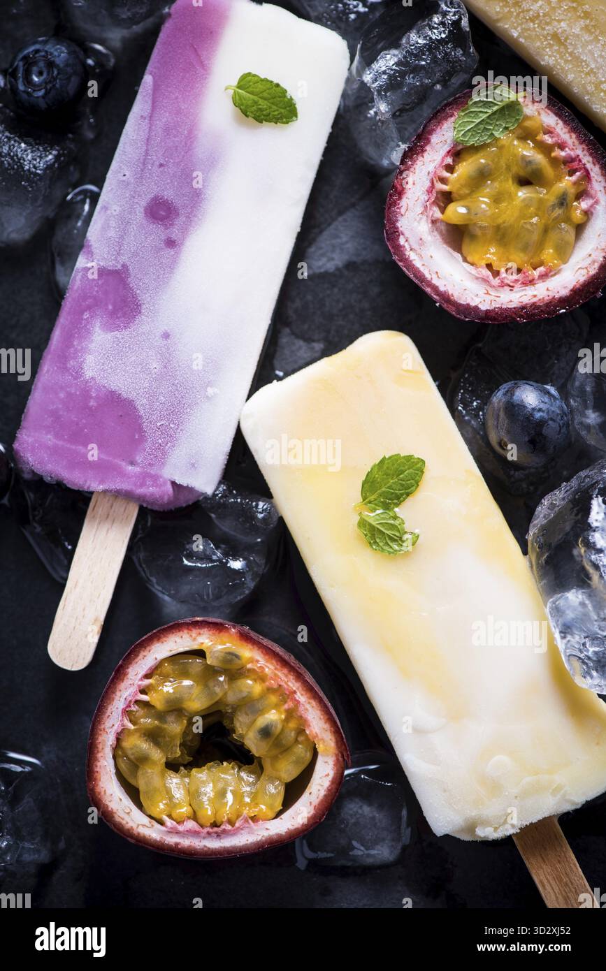 Una sana rinfrescante spuntino, fruttato ghiaccioli, dieta concetto Foto Stock