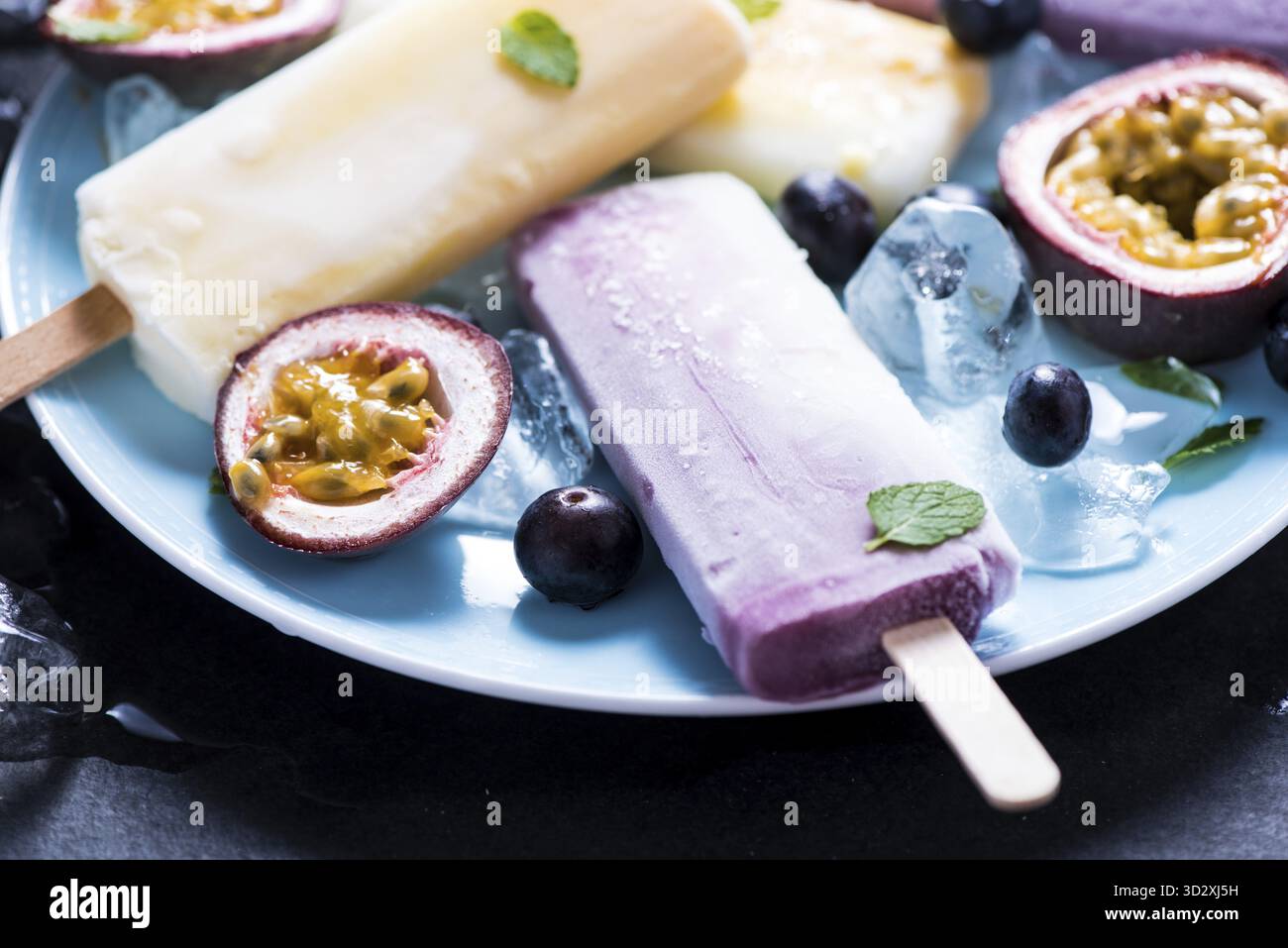 Una sana rinfrescante spuntino, fruttato ghiaccioli, dieta concetto Foto Stock