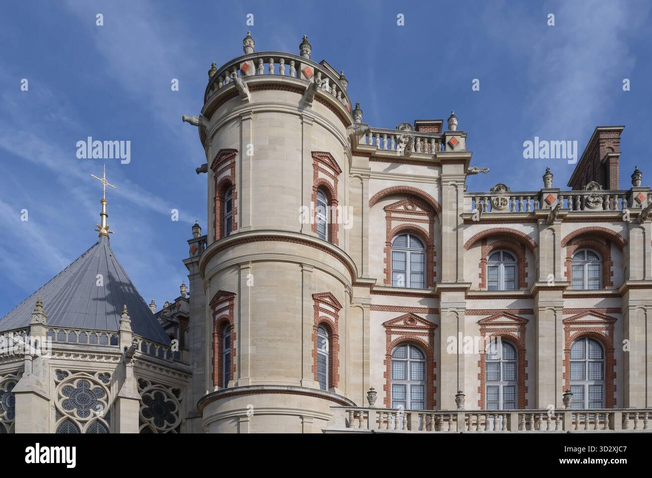 Dettaglio della facciata laterale della strada dello Chateau de Saint-Germain-en-Laye, ex residenza di re come Francesco i e Luigi XIV e ora il Foto Stock