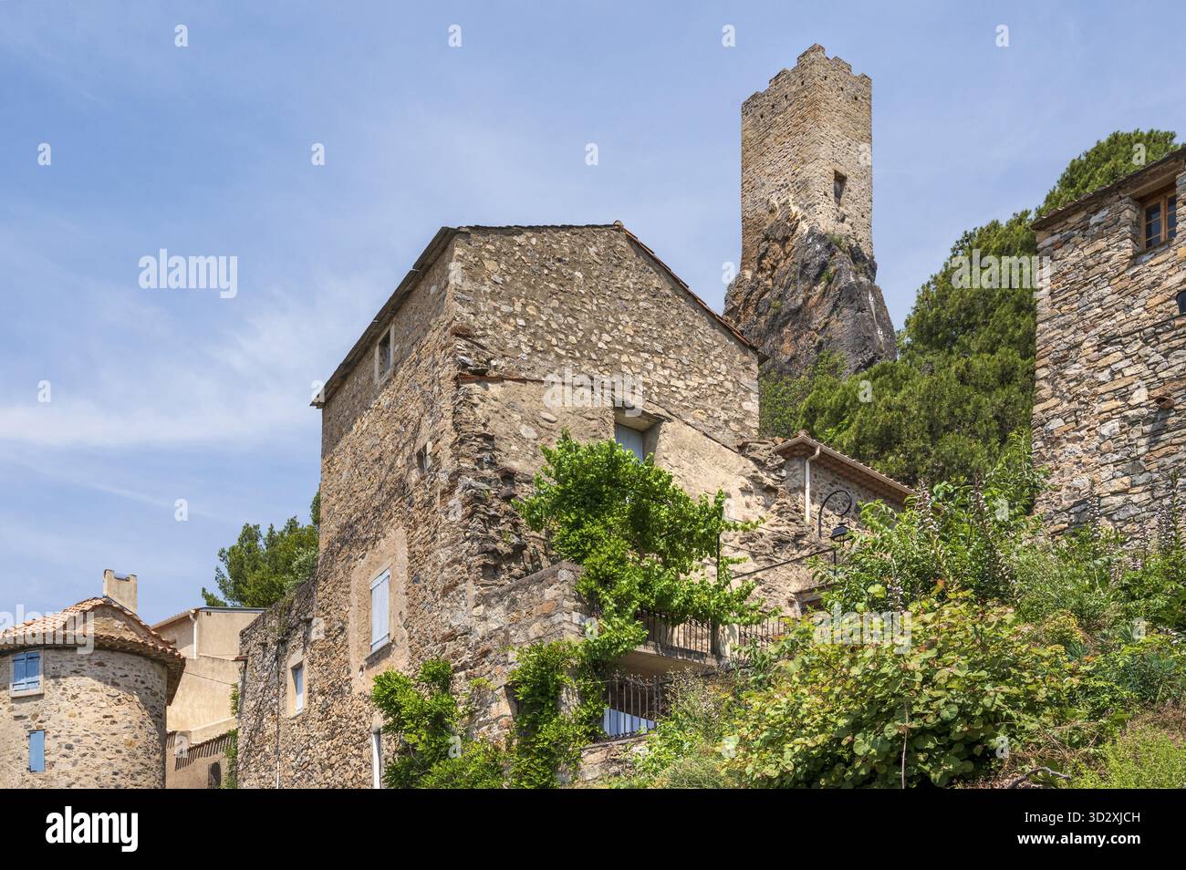 Vista dell'architettura storica del centro del villaggio di Roquebrun, nel dipartimento di Herault. La foto mostra un insieme di stagno rustico naturale Foto Stock