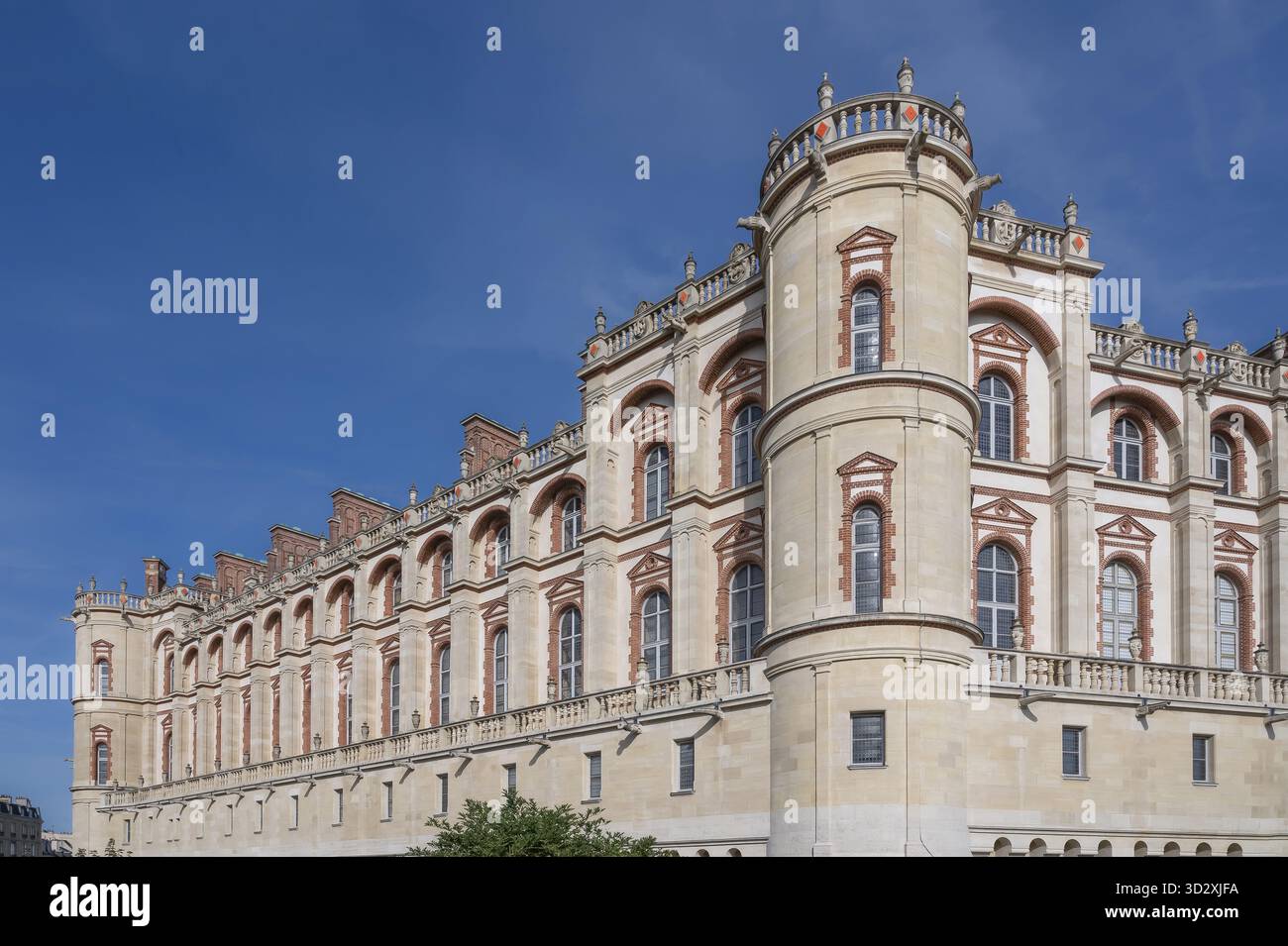 Facciata a lato della strada dello Chateau de Saint-Germain-en-Laye, ex residenza di re come Francesco i e Luigi XIV e ora sede del Museo Foto Stock
