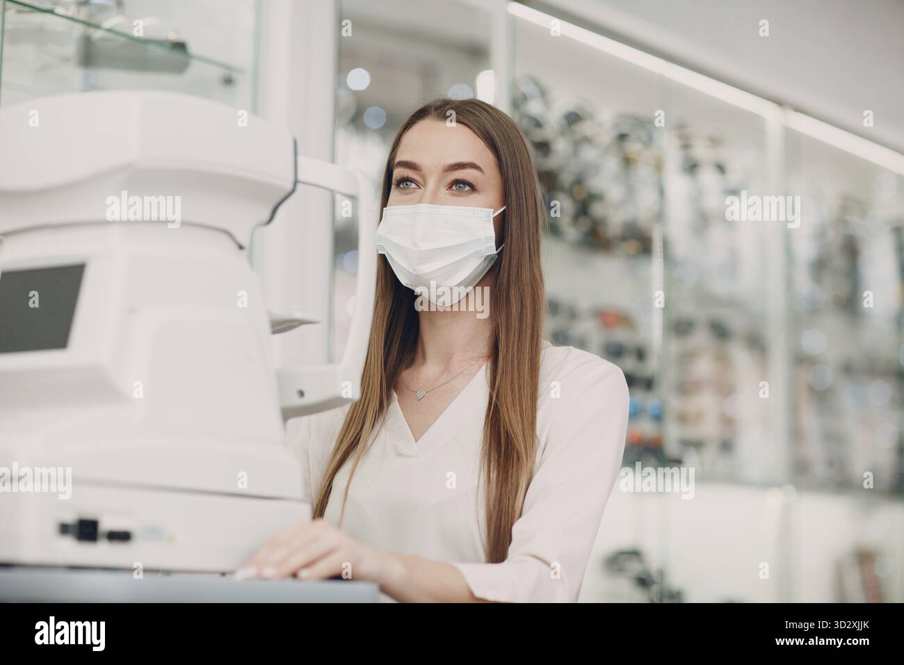 Medico donna professionista che utilizza l'occhio prova elettronica digitale moderna apparecchiatura di controllo visione Foto Stock
