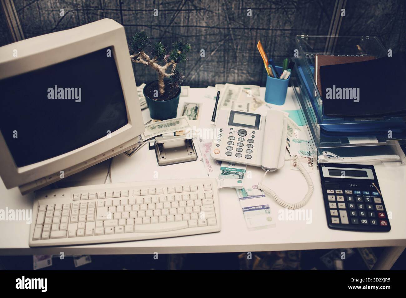 Vecchio computer e calcolatrice in ufficio Foto Stock