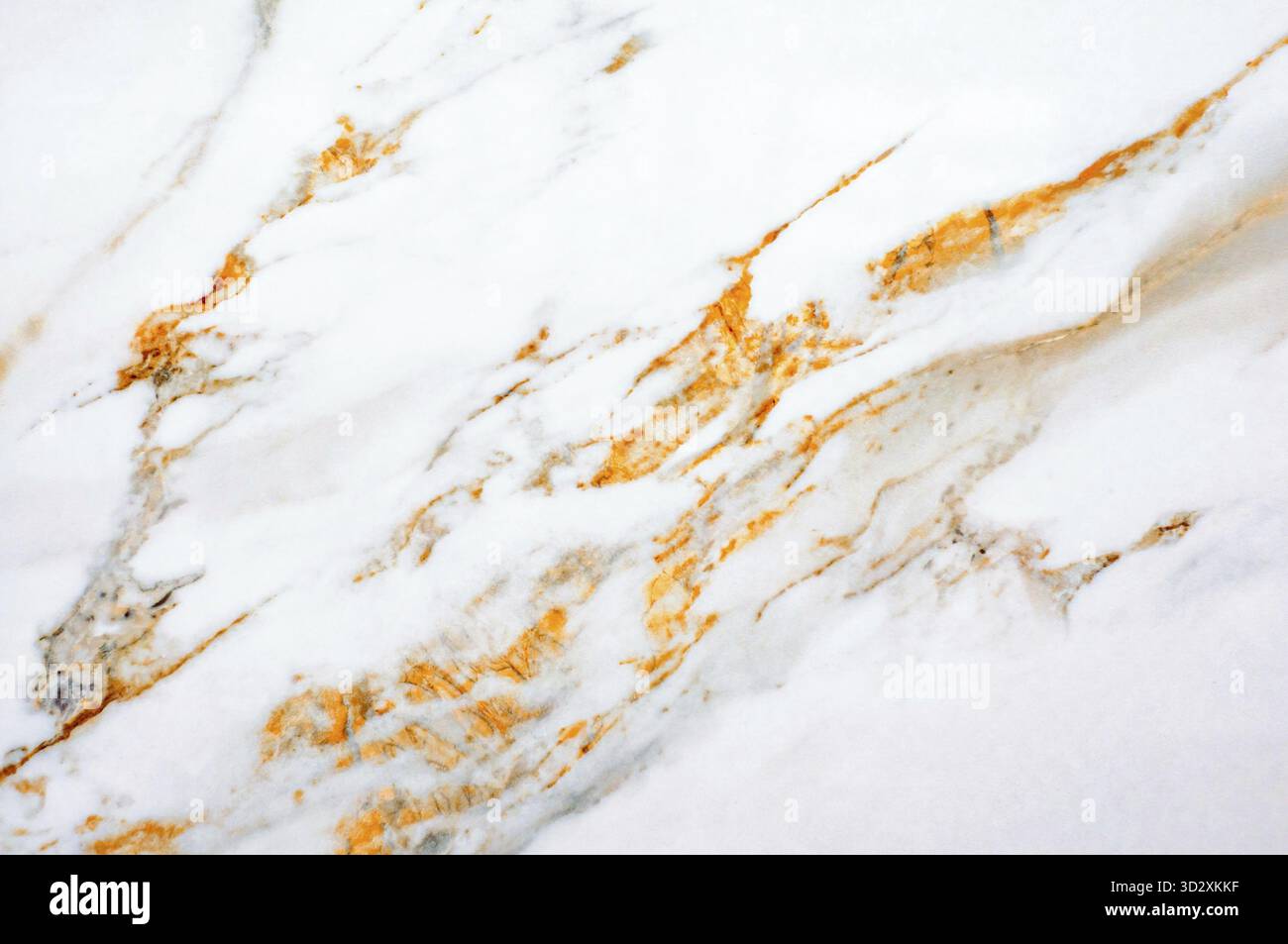 Marmo bianco lattiginoso con venature e schizzi di arancio brillante. Consistenza di marmo bianco con venature ruggine Foto Stock