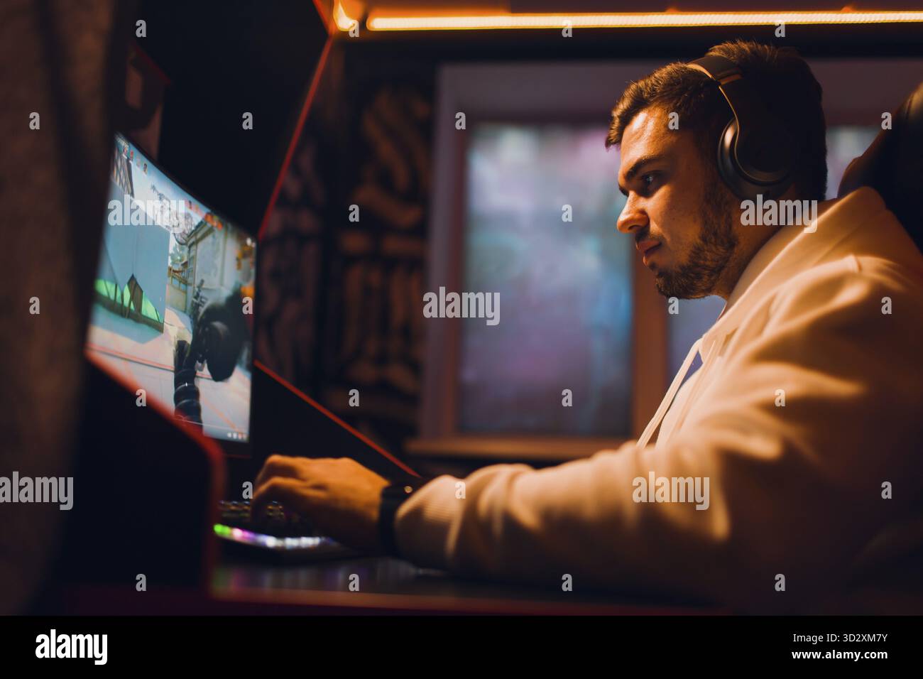 Ragazzo che gioca a gioco sul computer al club di gioco Foto Stock