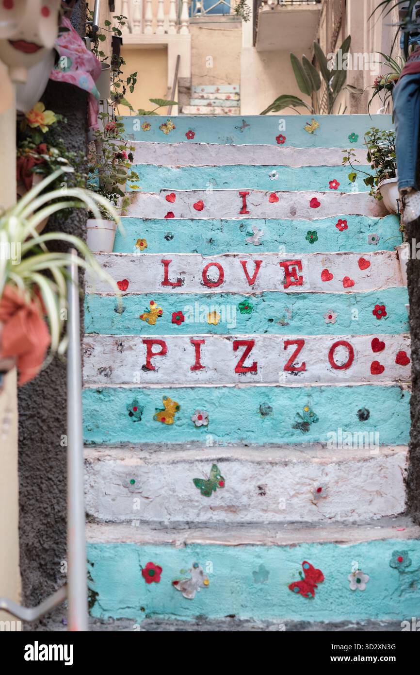 Pizzo, Italia – 22 settembre 2025: Scala decorata con testo colorato “I LOVE PIZZO†e ornamenti nel centro storico di Pizzo, Calabria, Italia. Foto Stock