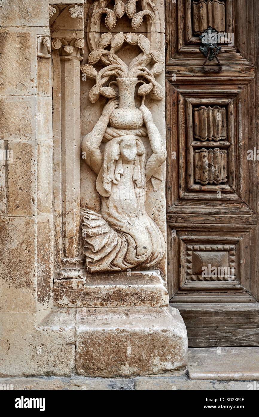 particolare del portale centrale del XIV secolo Altamura (Ba), cattedrale di S. Maria Assunta in cielo Foto Stock