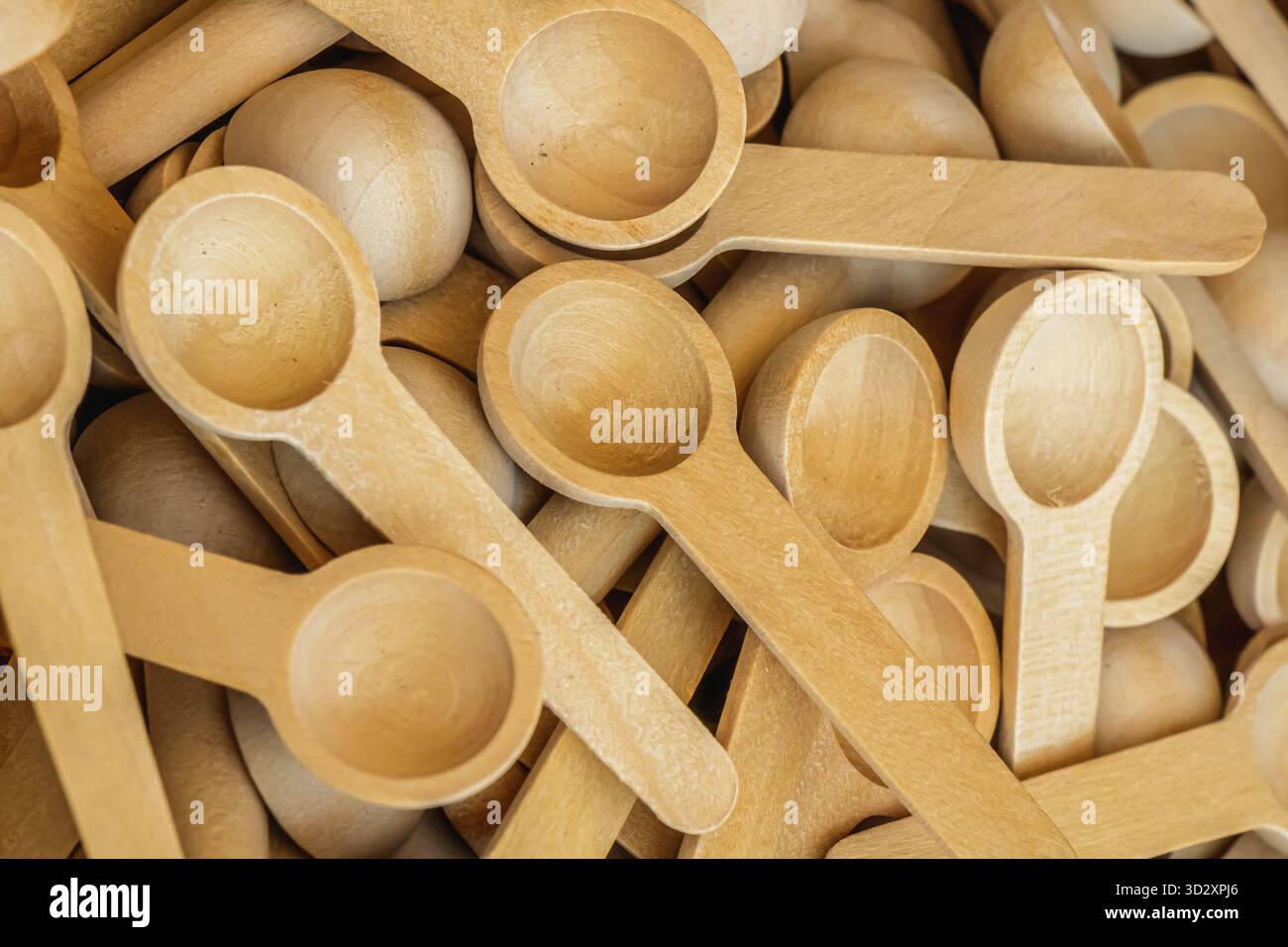 Vista ravvicinata dei misuratori in legno fatti a mano disposti in pile. La texture naturale e il caldo tono del legno esaltano la maestria artigianale A. Foto Stock