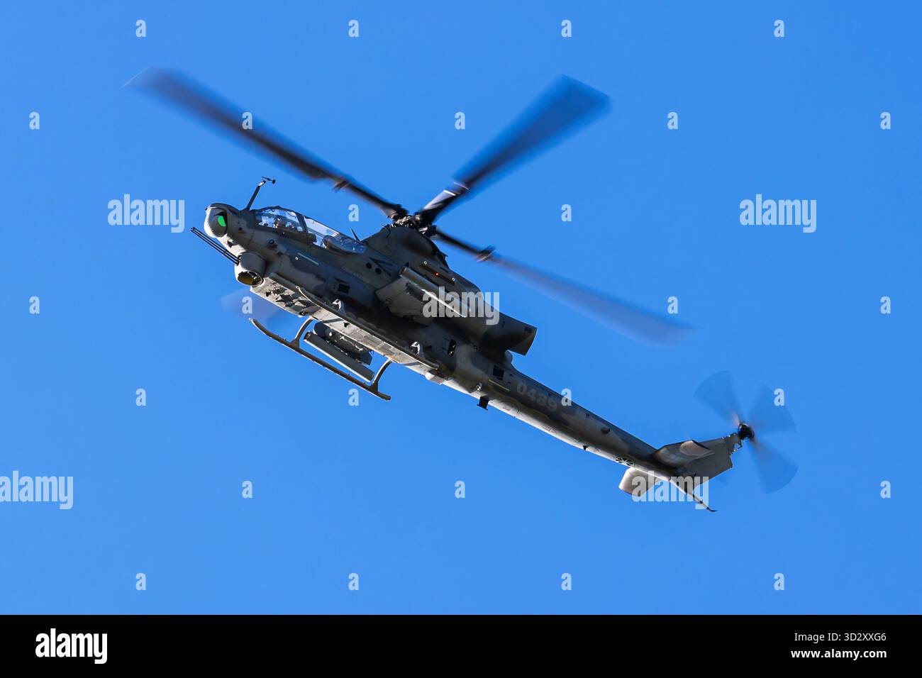 Ostrava, Repubblica Ceca - 19 settembre 2025: Elicottero d'attacco Bell AH-1Z Viper dell'Aeronautica militare ceca. Operazioni di volo. Aviazione militare e velivoli a rotazione. Foto Stock