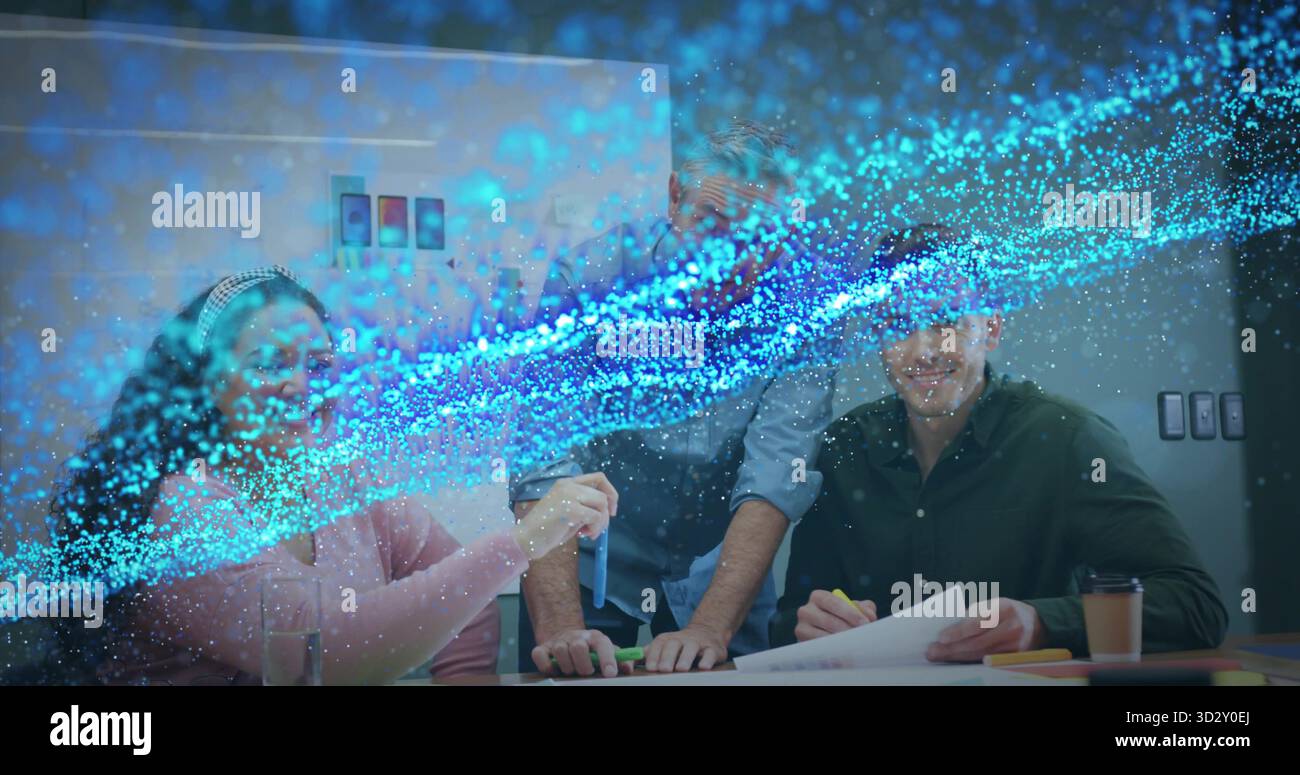 Sovrapposizione di effetti digitali, donna in maglione rosa e colleghi che esaminano la provetta blu in ufficio Foto Stock