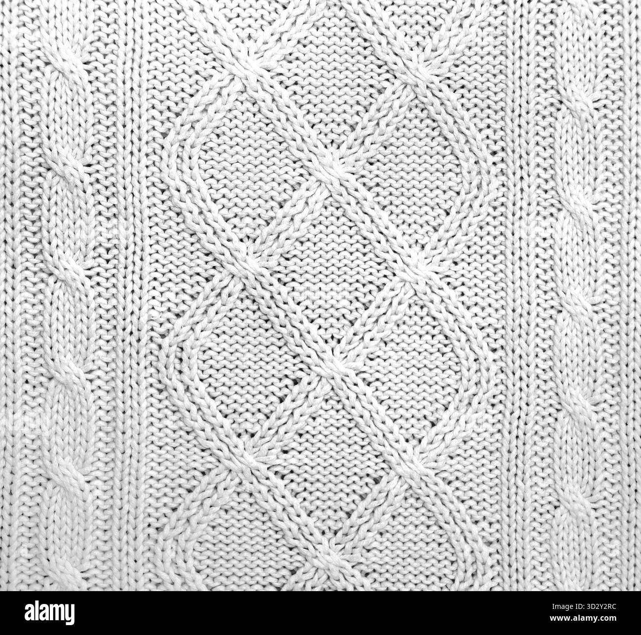 Maglione in lana di colore bianco con cuciture a maglia. Lana bianca lavorata a maglia naturale con ornamento. Retro orizzontale o verticale Foto Stock