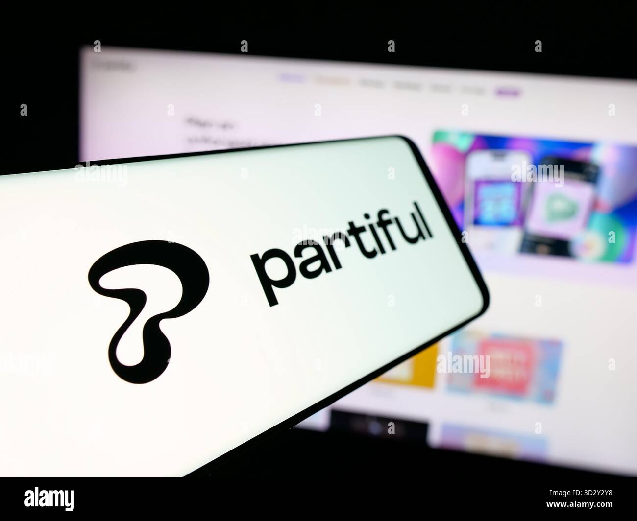 Stoccarda, Germania - 10-30-2025: Smartphone con logo della società americana di pianificazione eventi sociali Partiful Co. Sullo schermo davanti al sito Web. Foto Stock