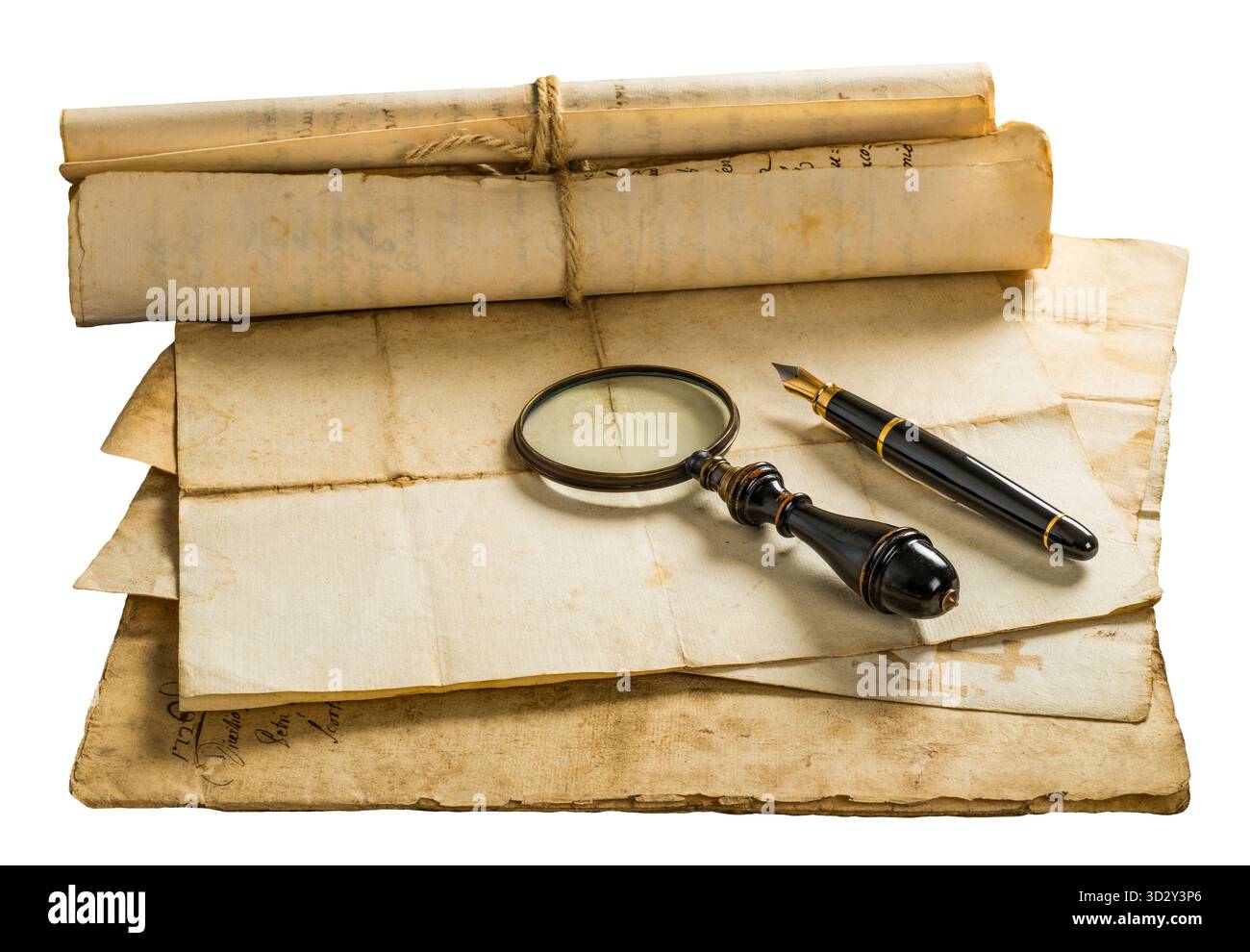 Penna stilografica e lente d'ingrandimento con vecchi fogli isolati su sfondo Foto Stock