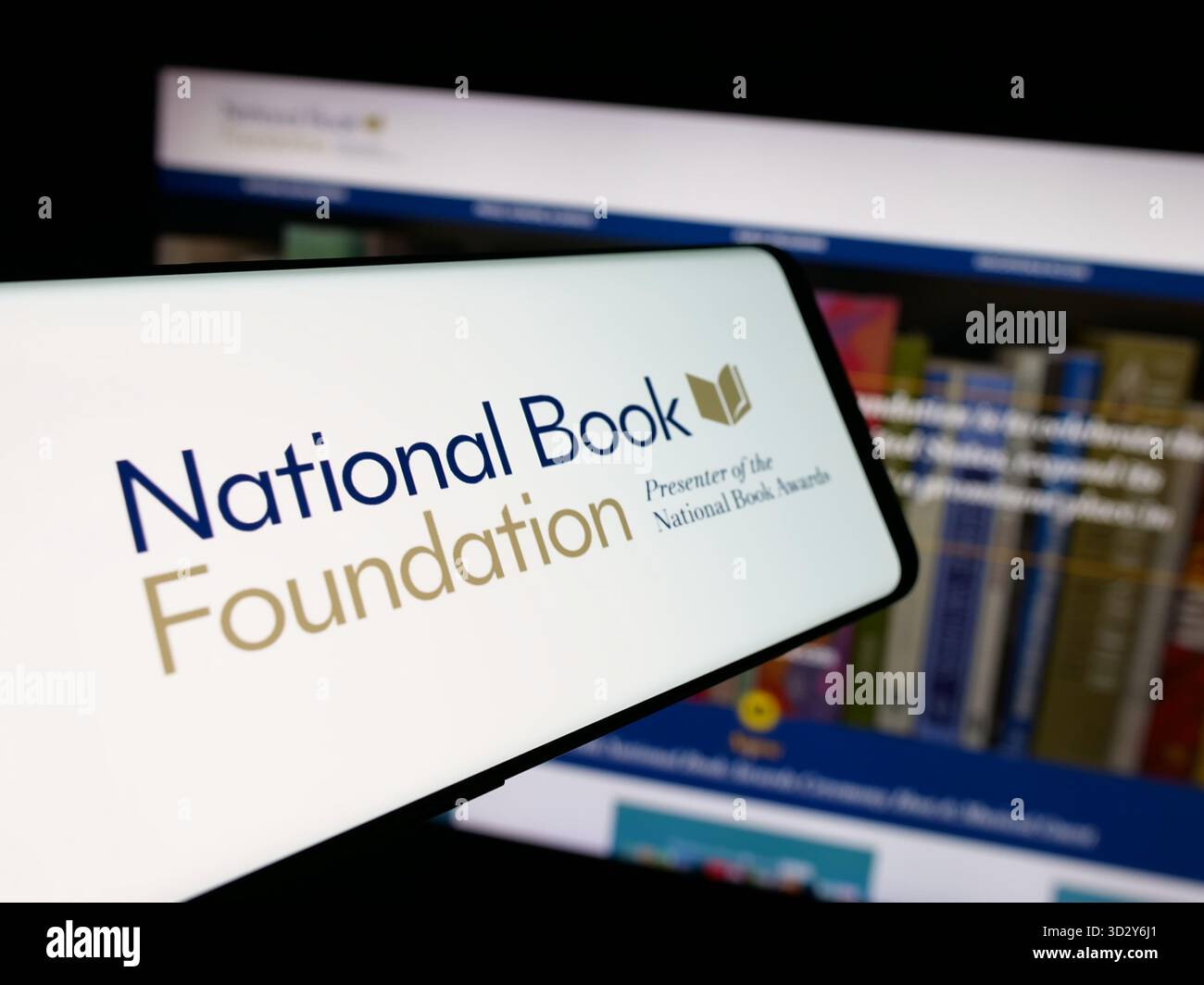 Stoccarda, Germania - 10-30-2025: Smartphone con logo dell'organizzazione statunitense National Book Foundation sullo schermo davanti al sito Web. Foto Stock