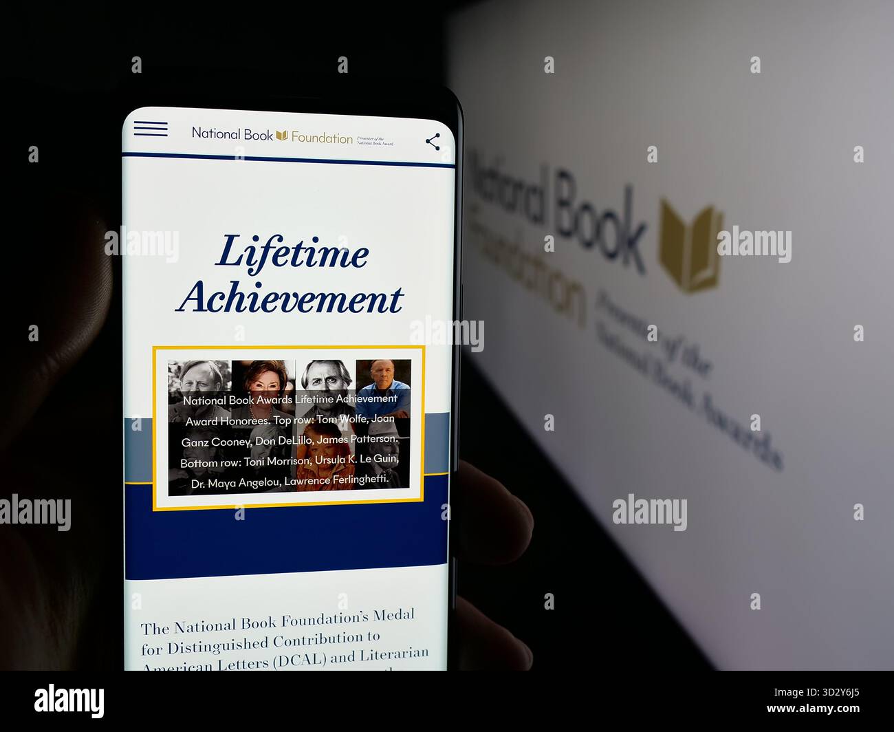 Stoccarda, Germania - 10-30-2025: Persona con smartphone e pagina web dell'organizzazione statunitense National Book Foundation sullo schermo davanti al logo. Foto Stock