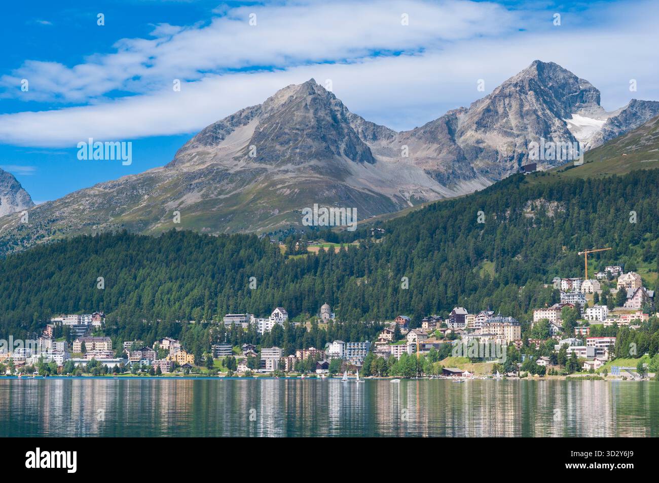 Svizzera, Grigioni, St. Moritz, sinistra Piz Albana destra Piz Julier Mountain Peak Vista dall'alto da Saint Moritz Bad Foto Stock