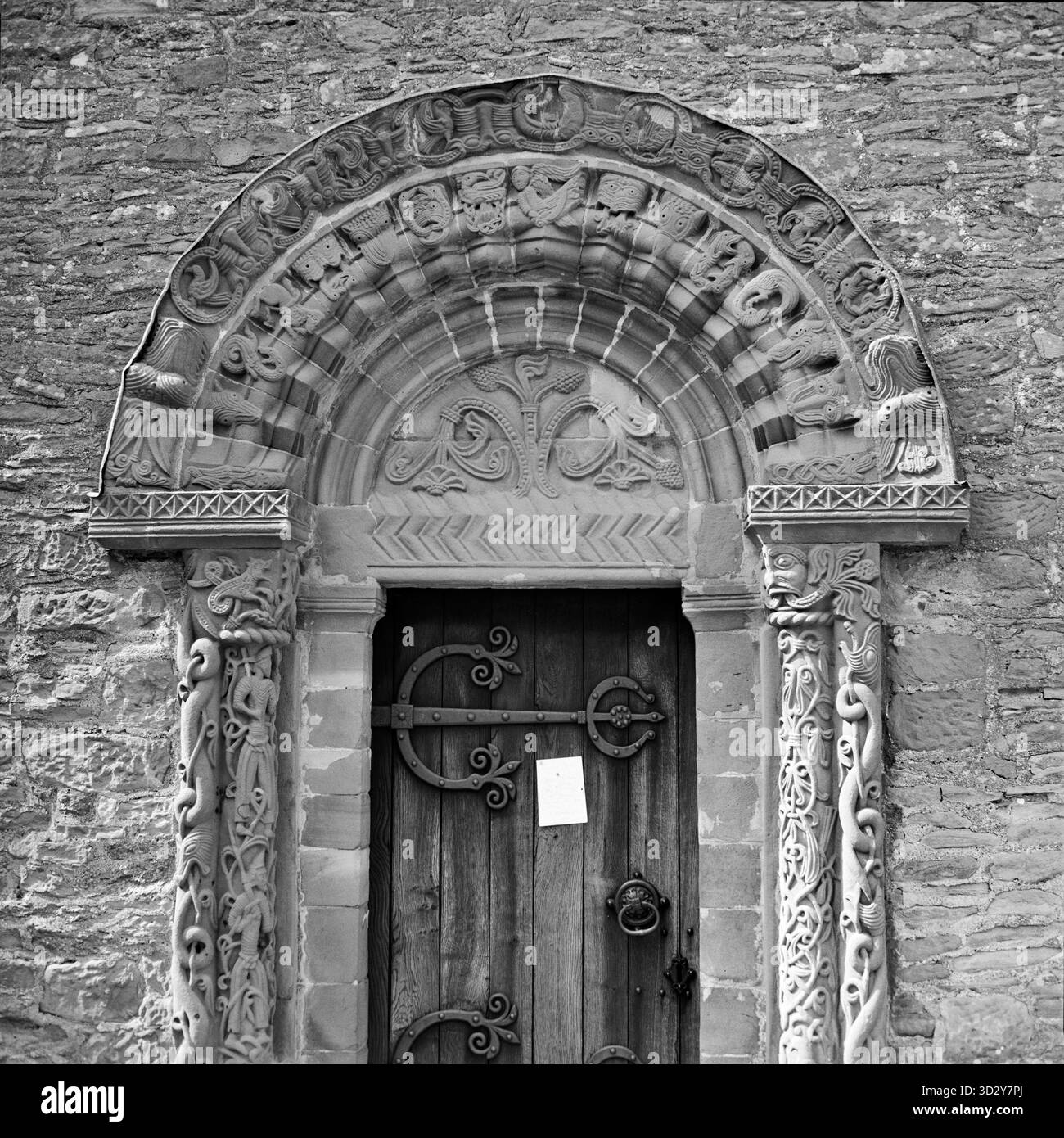 The South Door, Kilpeck Church, Herefordshire, UK, con sculture storiche Foto Stock