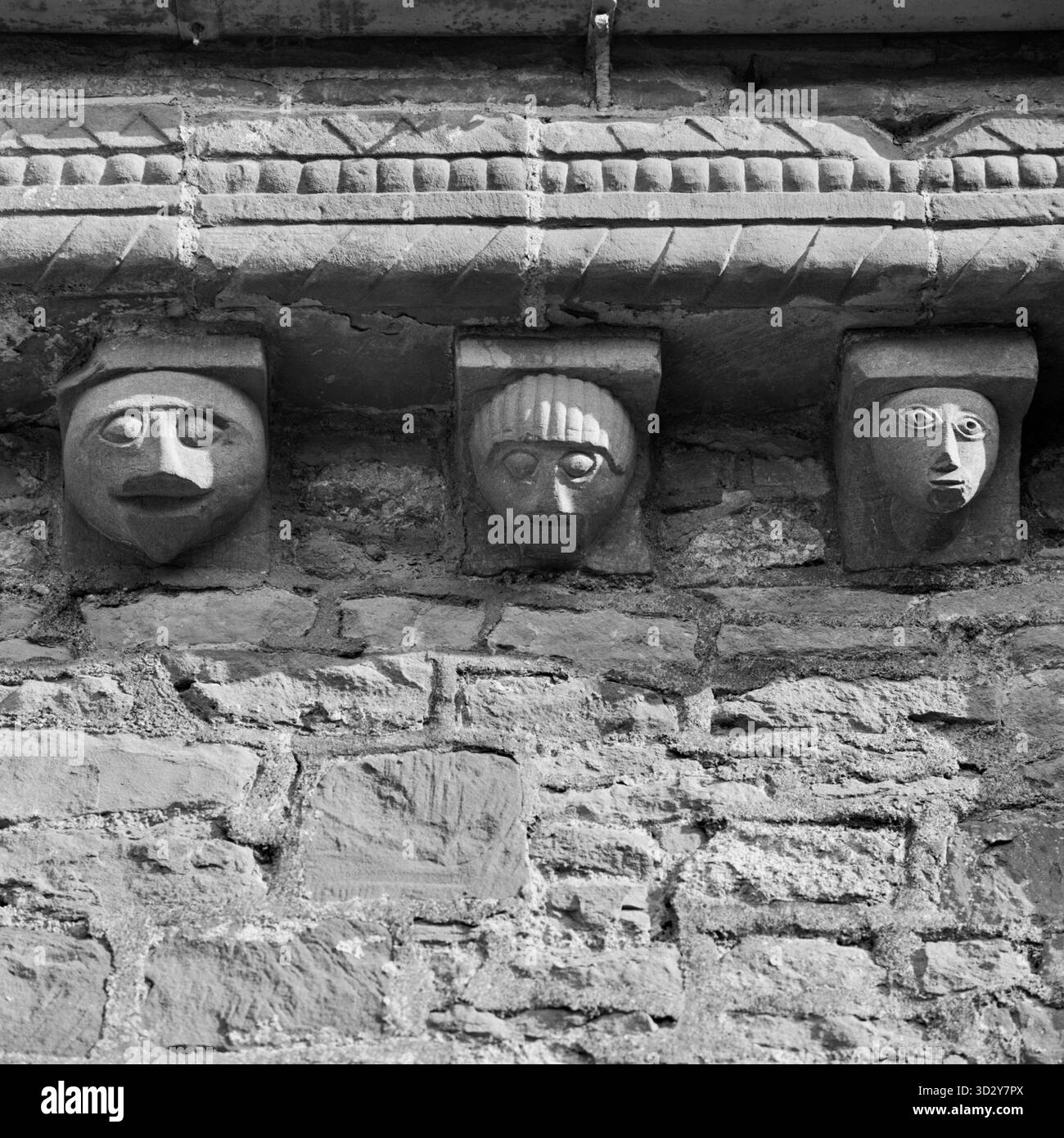 Mensole sulla parete della chiesa storica di Kilpeck, Herefordshire, Regno Unito Foto Stock