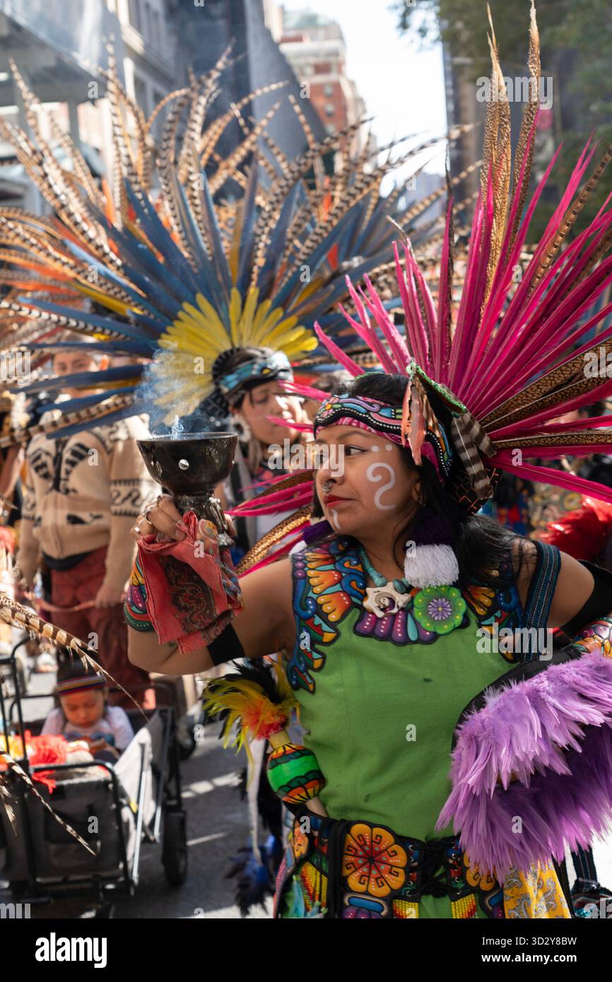 La quarta Parata annuale dei popoli indigeni di New York celebra la forza, la cultura e le tradizioni delle comunità indigene e indigene provenienti da tutte le Americhe. Foto Stock