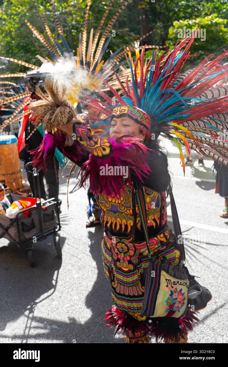 La quarta Parata annuale dei popoli indigeni di New York celebra la forza, la cultura e le tradizioni delle comunità indigene e indigene provenienti da tutte le Americhe. Foto Stock
