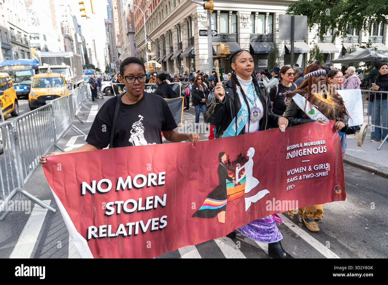 La quarta Parata annuale dei popoli indigeni di New York celebra la forza, la cultura e le tradizioni delle comunità indigene e indigene provenienti da tutte le Americhe. Foto Stock