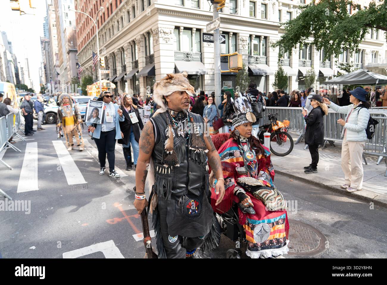 La quarta Parata annuale dei popoli indigeni di New York celebra la forza, la cultura e le tradizioni delle comunità indigene e indigene provenienti da tutte le Americhe. Foto Stock