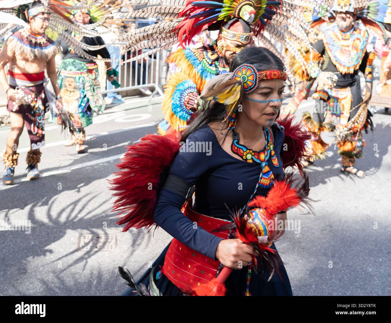 La quarta Parata annuale dei popoli indigeni di New York celebra la forza, la cultura e le tradizioni delle comunità indigene e indigene provenienti da tutte le Americhe. Foto Stock