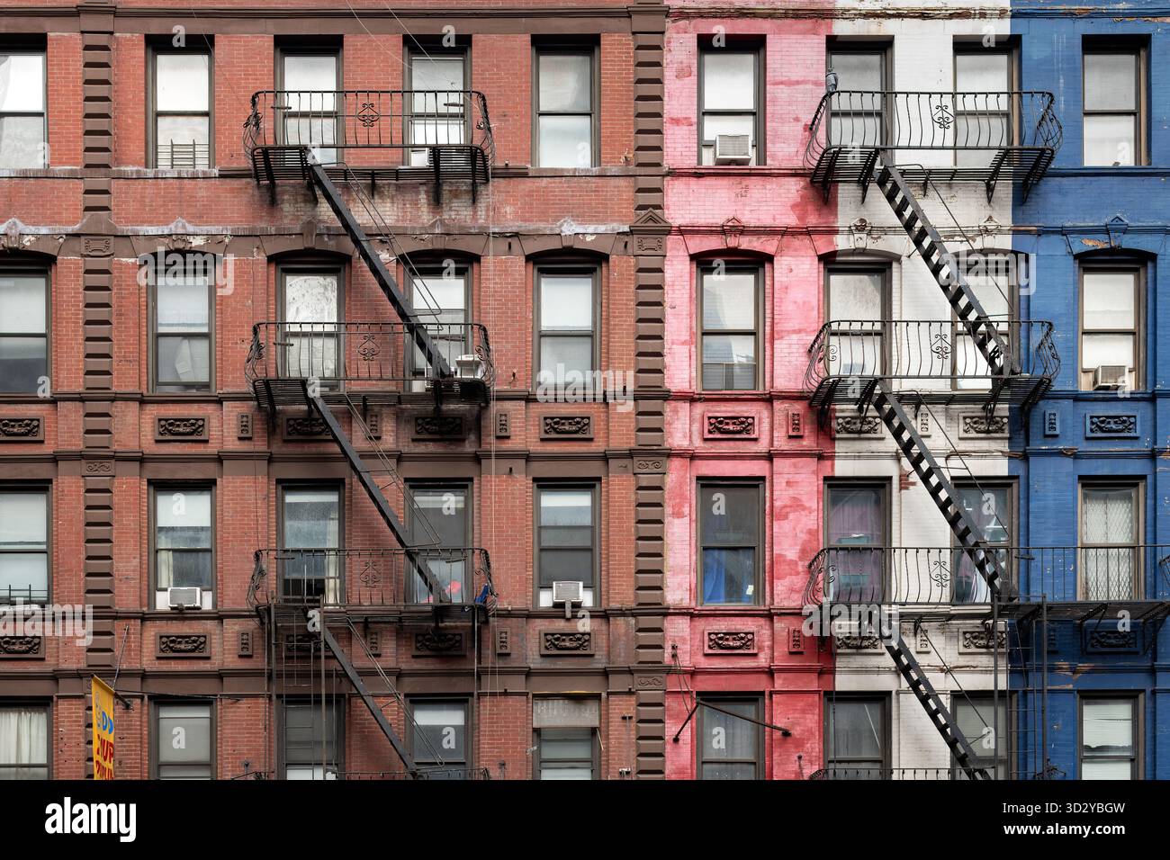 New York City, New York, Stati Uniti: La struttura architettonica e il fuoco sfuggono su una fila di vecchi edifici in mattoni a Midtown Manhattan Foto Stock