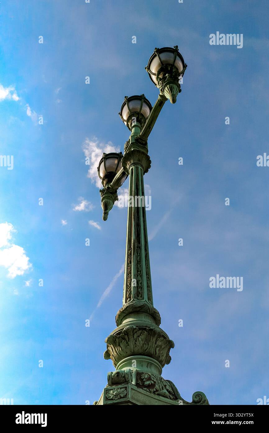 Bruxelles, Belgio - 29 agosto 2018 - lampione in ferro antico contro il cielo blu con un design d'illuminazione vintage. Foto Stock