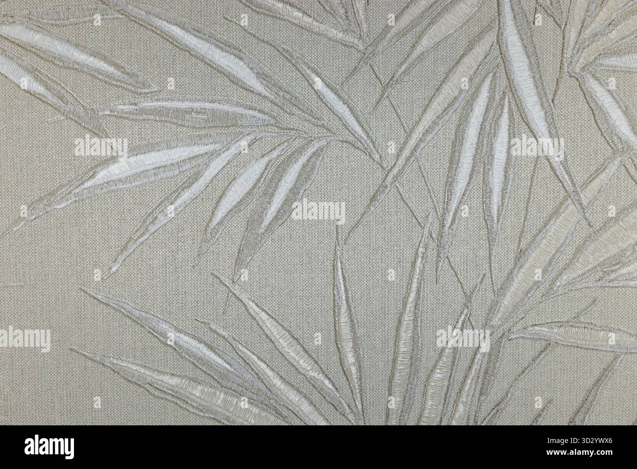 Foglie di bambù goffrate su tessuto metallizzato, sfondo beige neutro Foto Stock