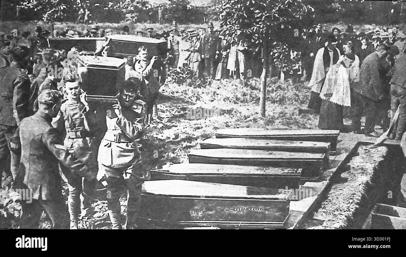 Da le Miroir, 24 settembre 1916. I soldati britannici trasportano le bare degli equipaggi tedeschi Zeppelin abbattuti durante il fallito raid di Londra del ñ3 settembre 1916. Gli uomini furono sepolti con onori militari dopo che il loro dirigibile fu distrutto dall'aviatore tenente W. Leefe Robinson sopra Cuffley. La solenne cerimonia illustra il rispetto in tempo di guerra per i nemici caduti, anche in mezzo a feroci combattimenti aerei sull'Inghilterra. Foto Stock