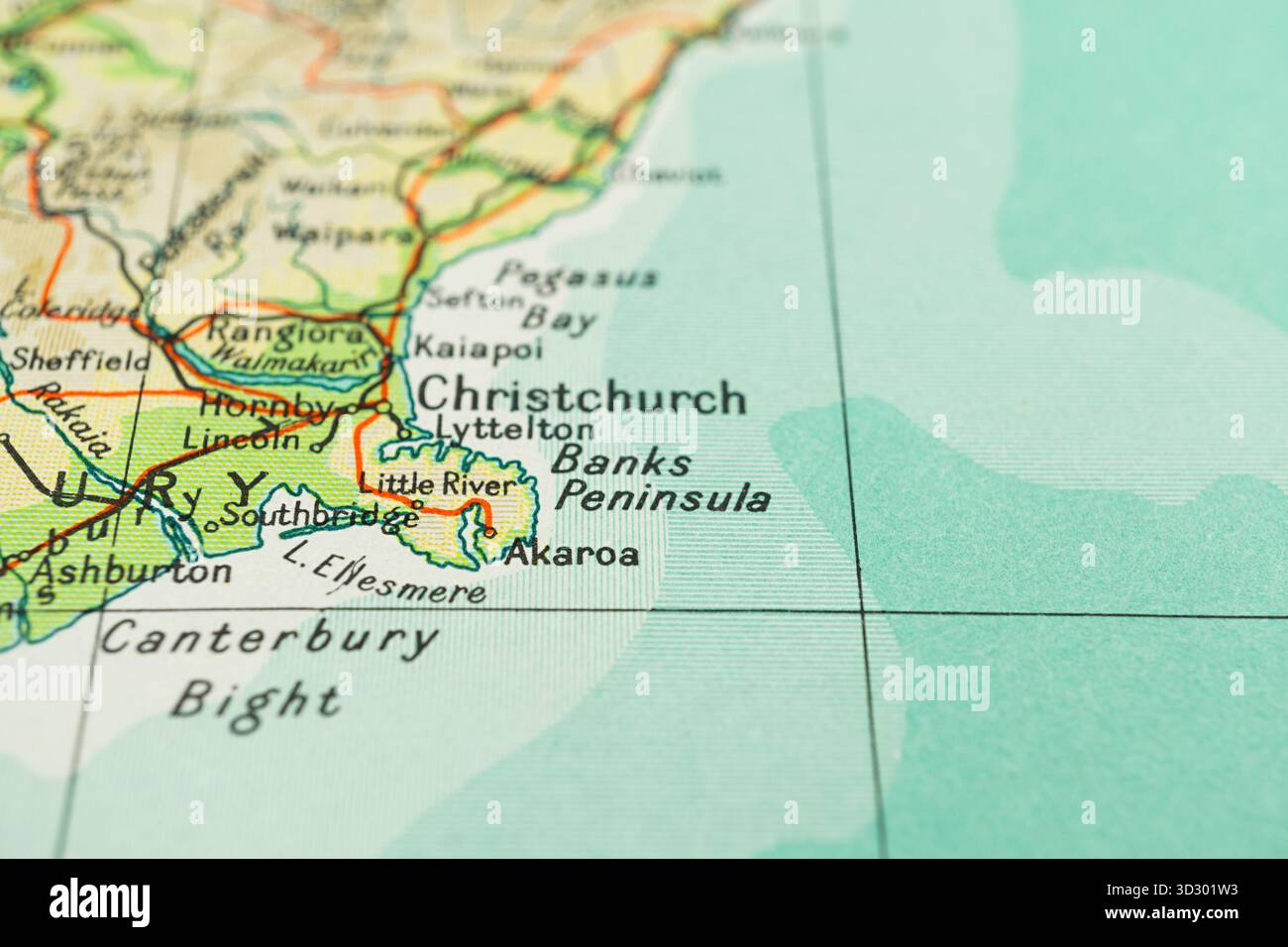 Vista ravvicinata di una mappa della nuova Zelanda con indicatori del terreno, strade, fiumi, toponimi Auckland, Christchurch, ecc, scala e guida di direzione, acqua b Foto Stock