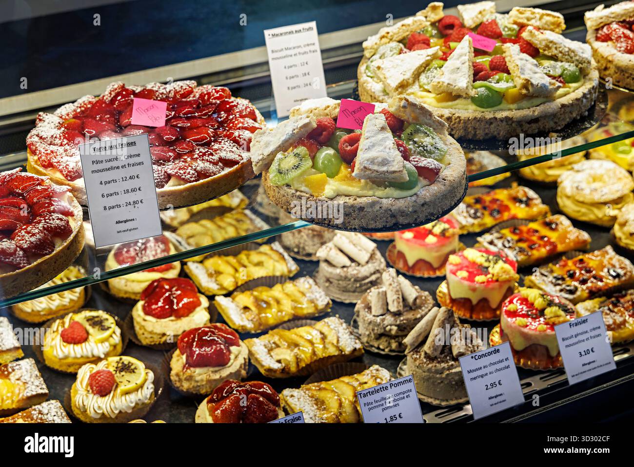 Crostate di pasticceria in vendita, Doue, Francia Foto Stock