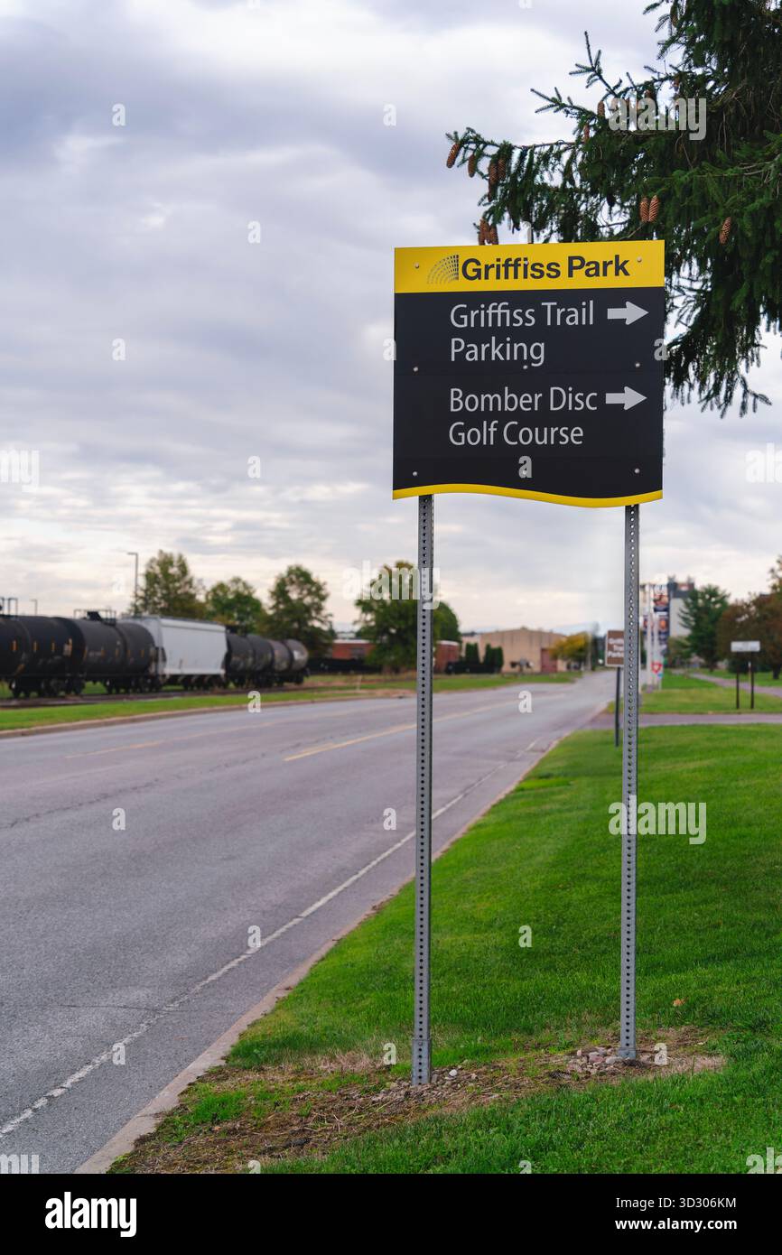 Roma, NY - 14 settembre 2025: Ampia vista del cartello Griffiss International Sculpture Garden Park noto come Griffiss Park a Roma, New York, che ha 20 sculture Foto Stock