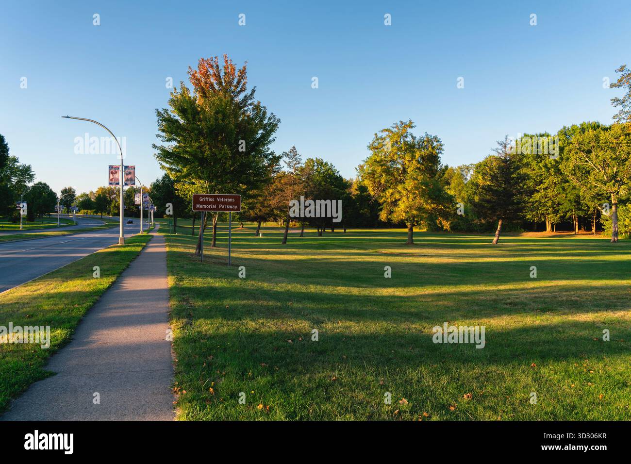 Roma, NY - 14 settembre 2025: Veduta del sentiero naturalistico internazionale Griffis Sculpture Garden conosciuto come Griffis Park a Roma, New York, che ha 20 sculture Foto Stock