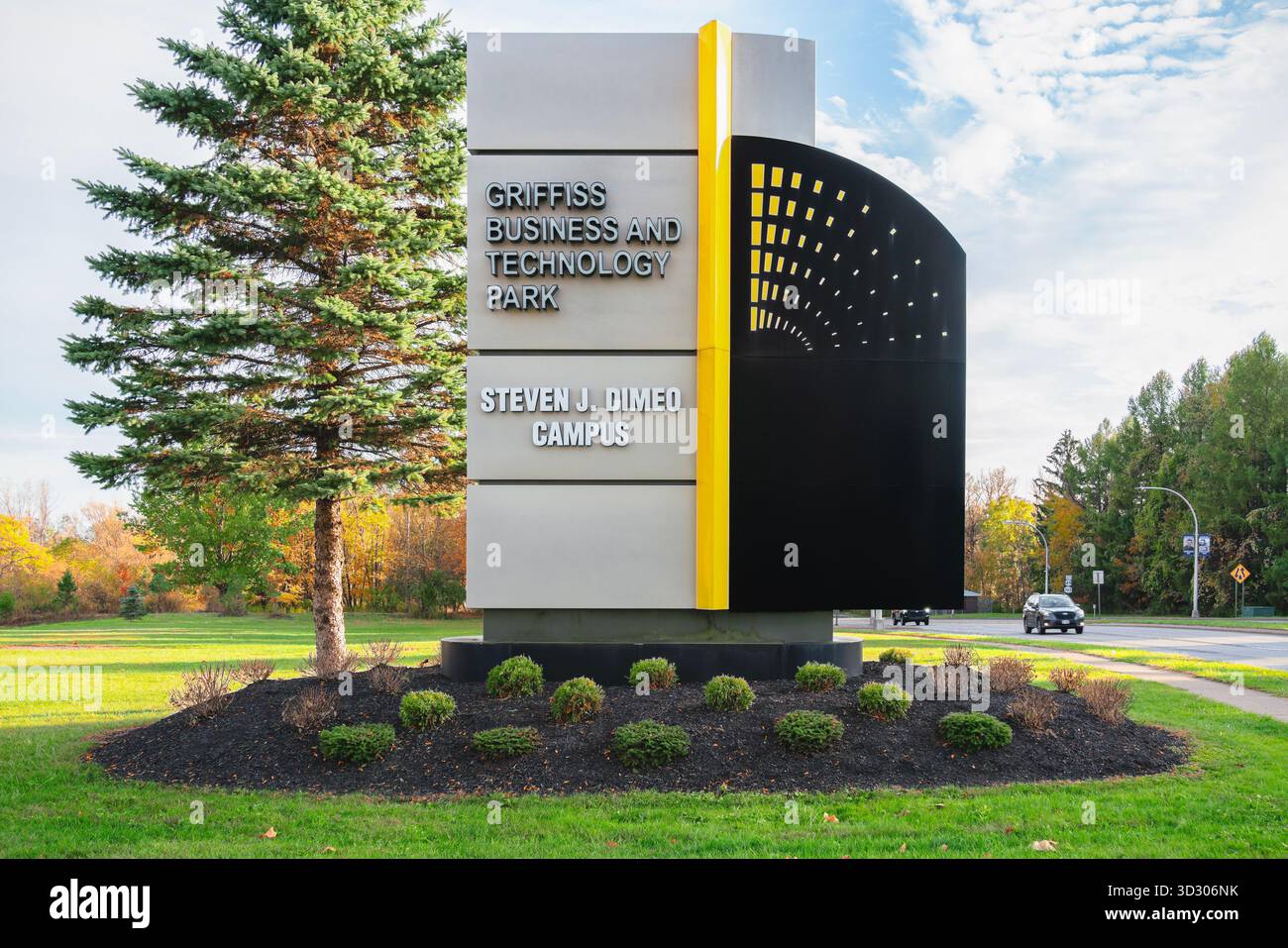 Roma, NY - 18 ottobre 2025: Griffiss Business and Technology Park è una grande riqualificazione dell'ex base dell'aeronautica militare Griffiss, riproposta come un misto Foto Stock