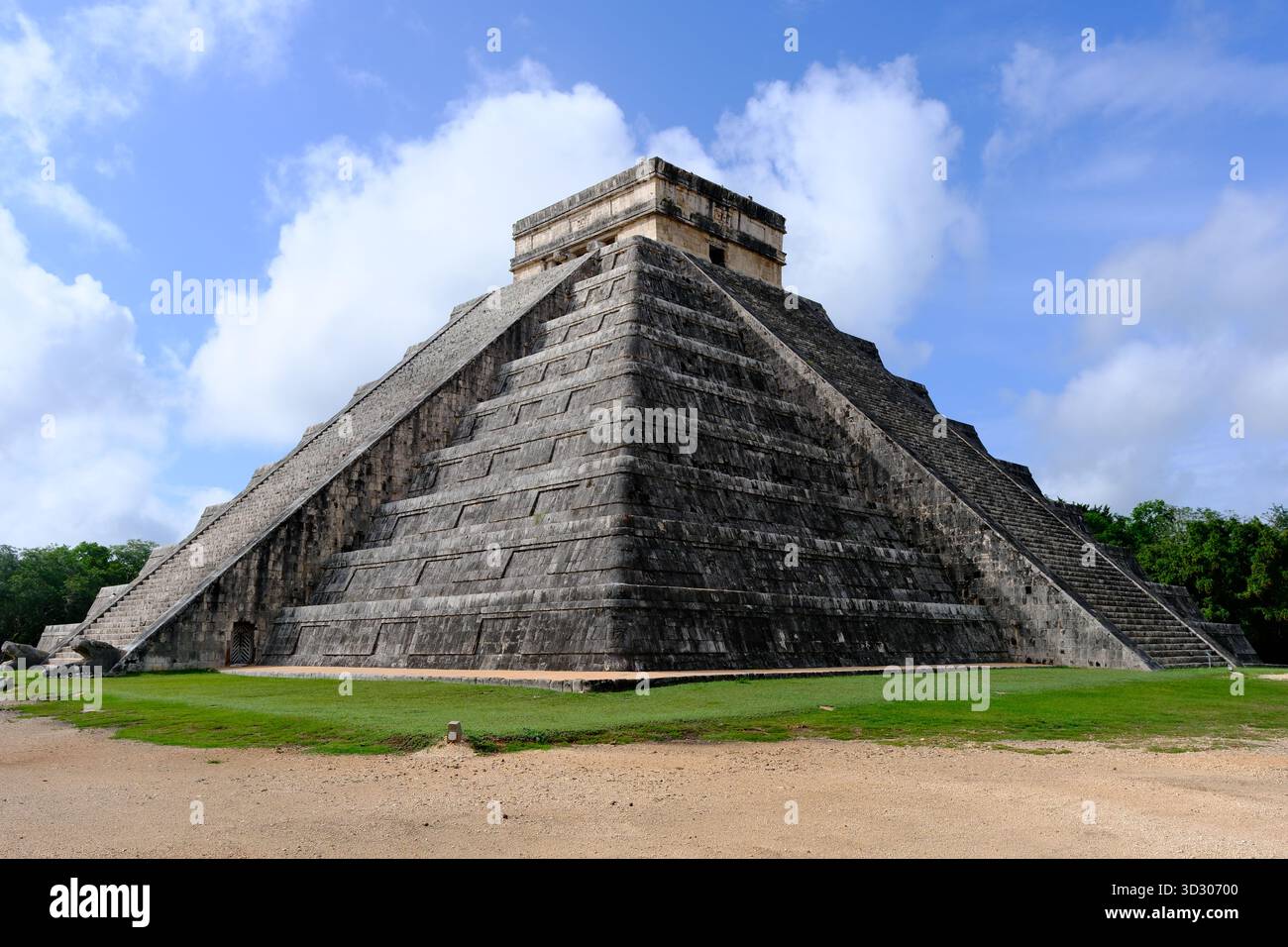 Antica piramide maya e rovine di Chichén Itzá sotto il cielo blu, Yucatán, Messico. Foto Stock