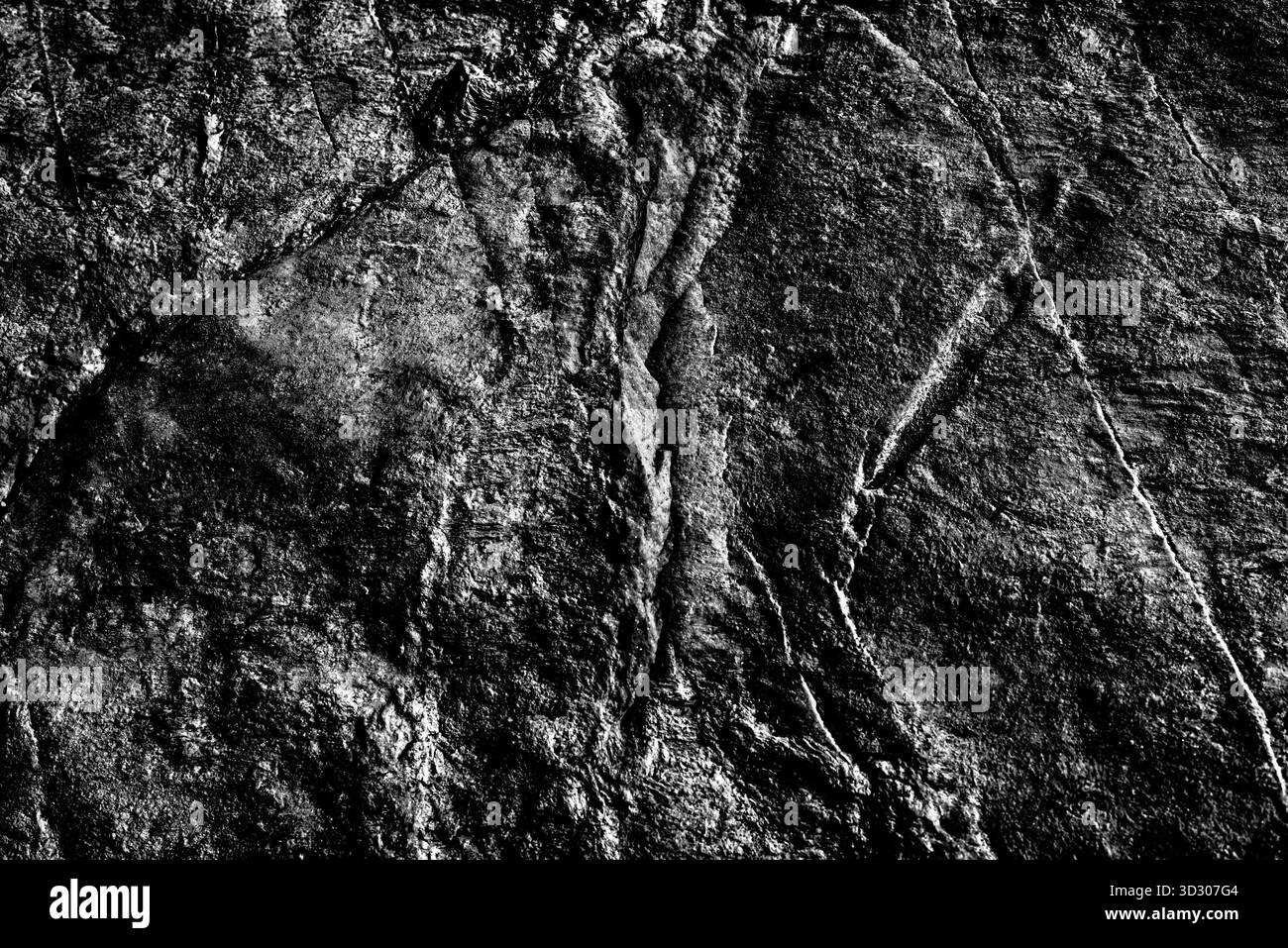 Vera e propria consistenza naturale grunge arrugginito di marmo nero grezzo come estratto dalla montagna Foto Stock