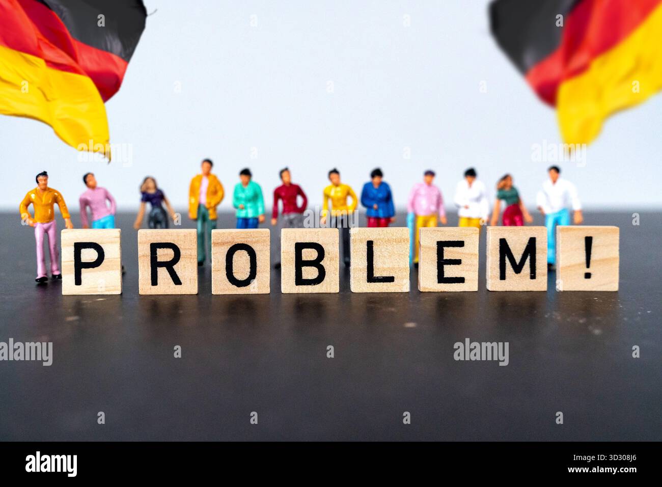 Baviera, Germania - 3 novembre 2025: FOTOMONTAGGIO, persone in piedi davanti al termine problema con le bandiere tedesche che simboleggiano sfide sociali e politiche in Germania come la migrazione, l'integrazione e le tensioni sociali. *** FOTOMONTAGE, Menschen stehen vor dem Wort problem mit deutschen Flaggen Symbol für gesellschaftliche und politische Herausforderungen in Deutschland wie Migration, Integration und soziale Spannungen. Foto Stock